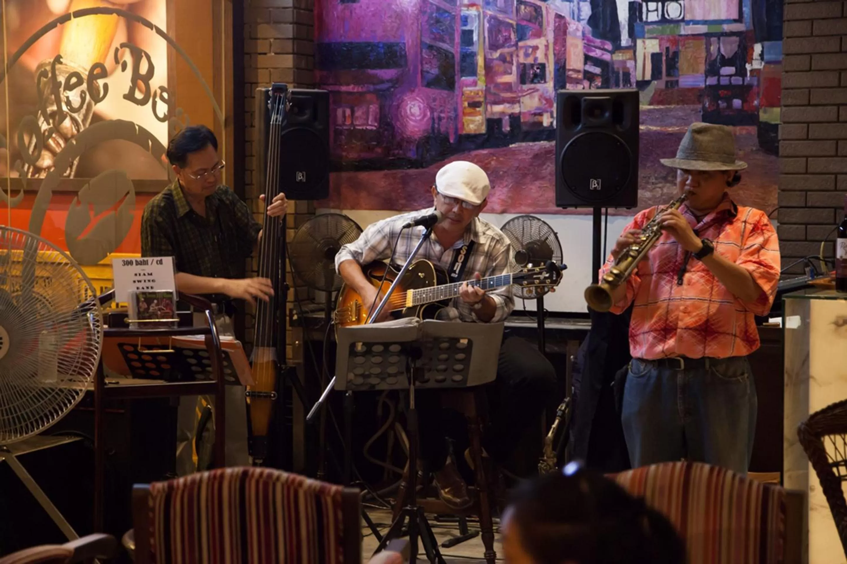 Evening entertainment in Shanghai Mansion Bangkok