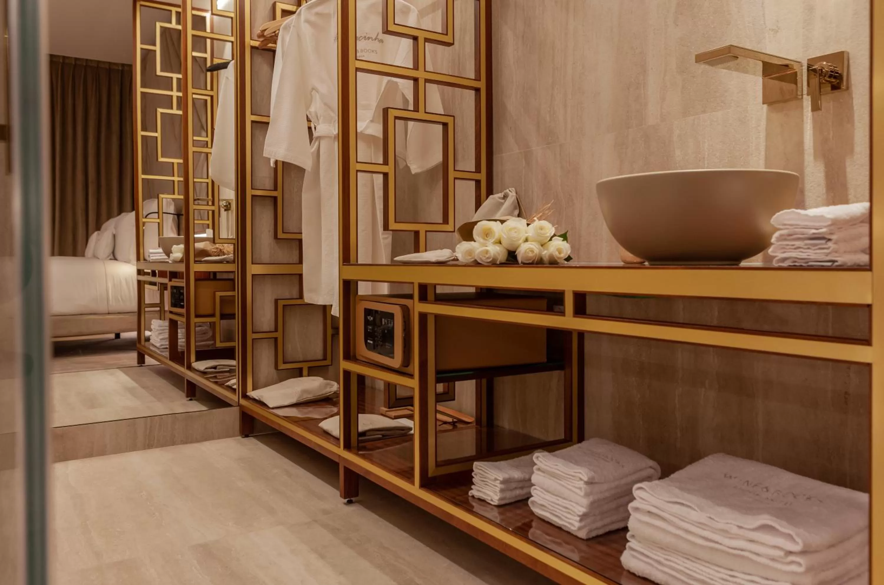 Bathroom, Bed in Wine & Books Lisboa Hotel