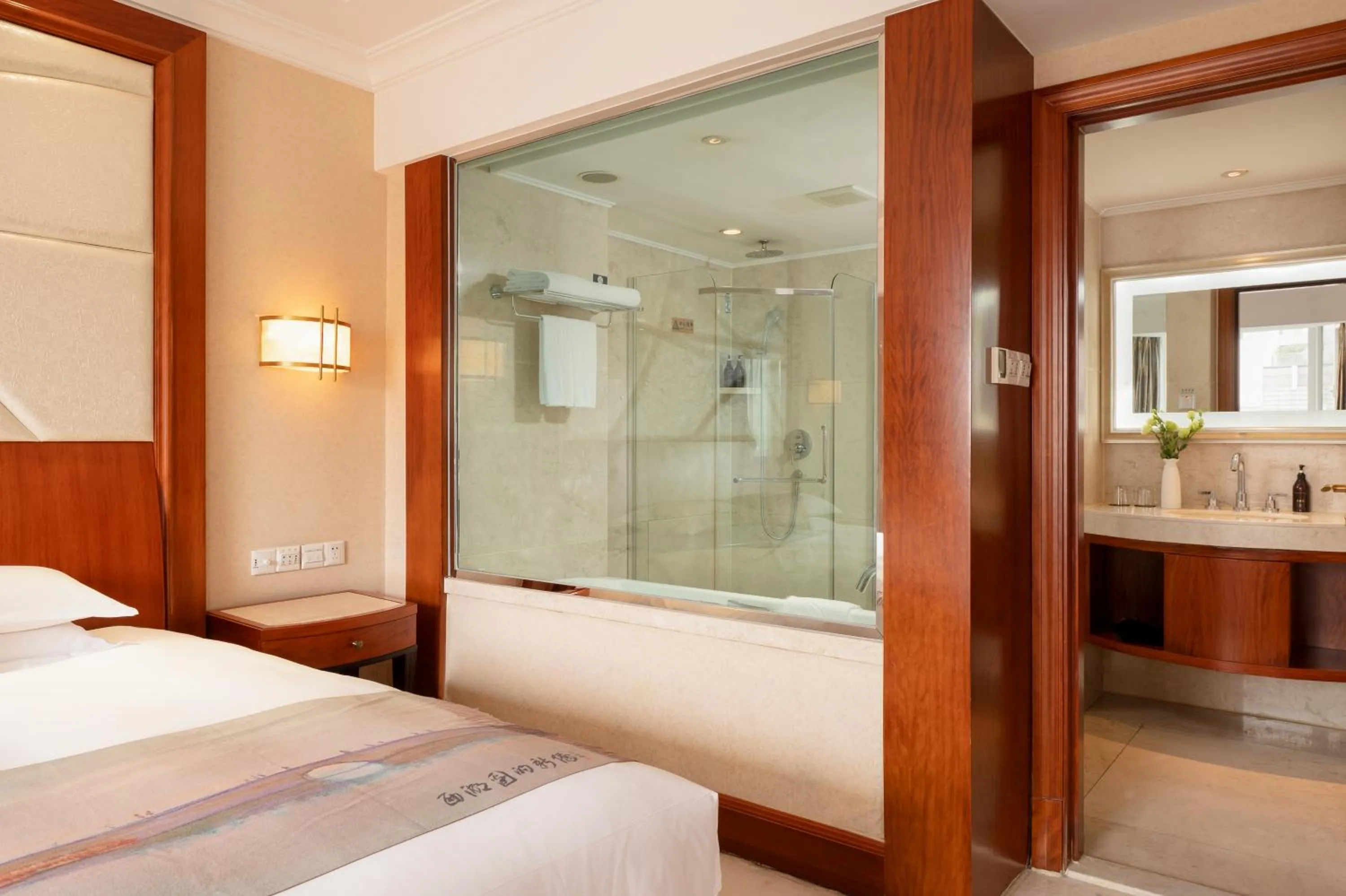 Bed in Hangzhou Xinqiao Hotel