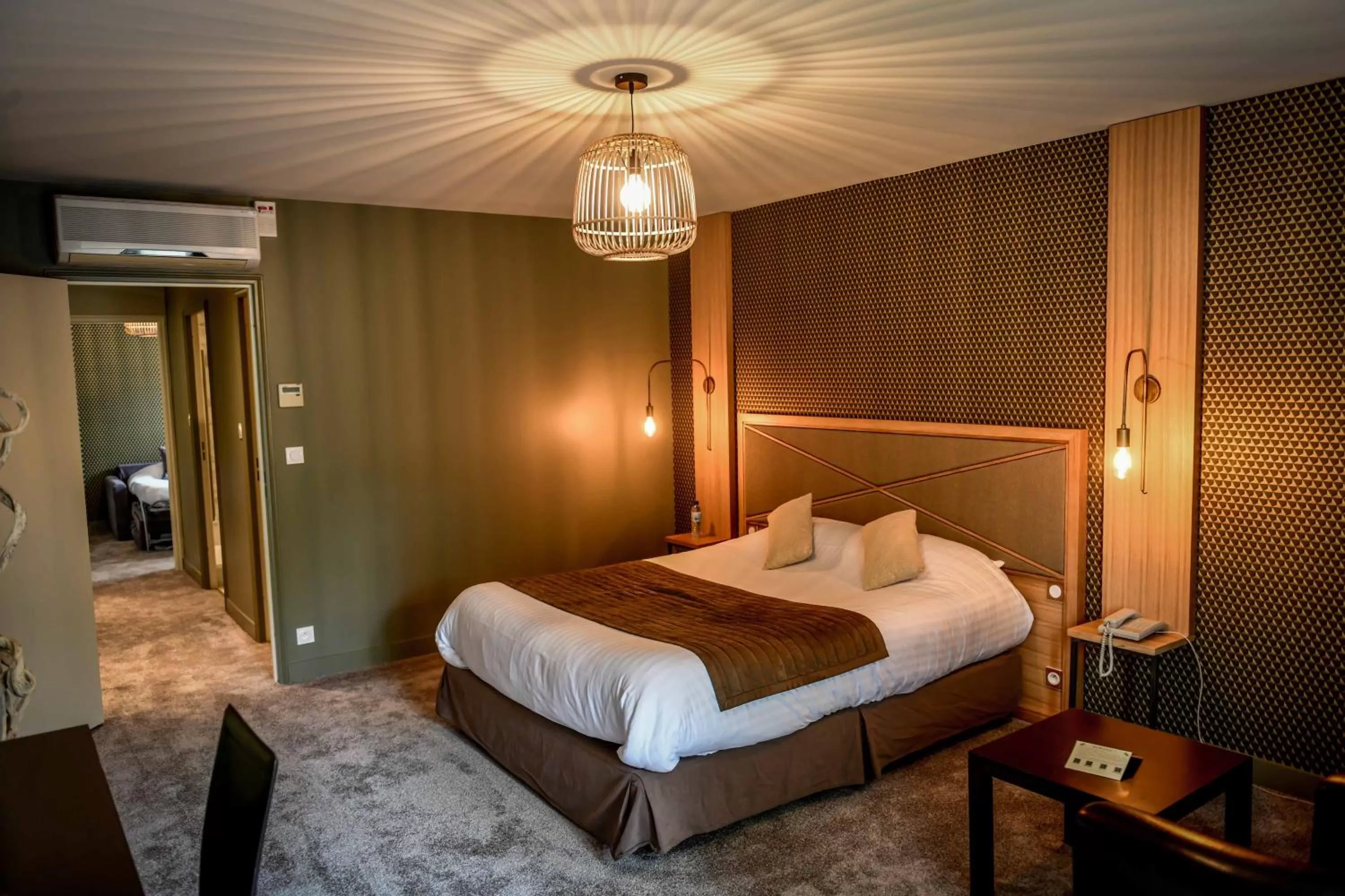 Photo of the whole room, Bed in Chateau du Clos de la Ribaudiere - Teritoria