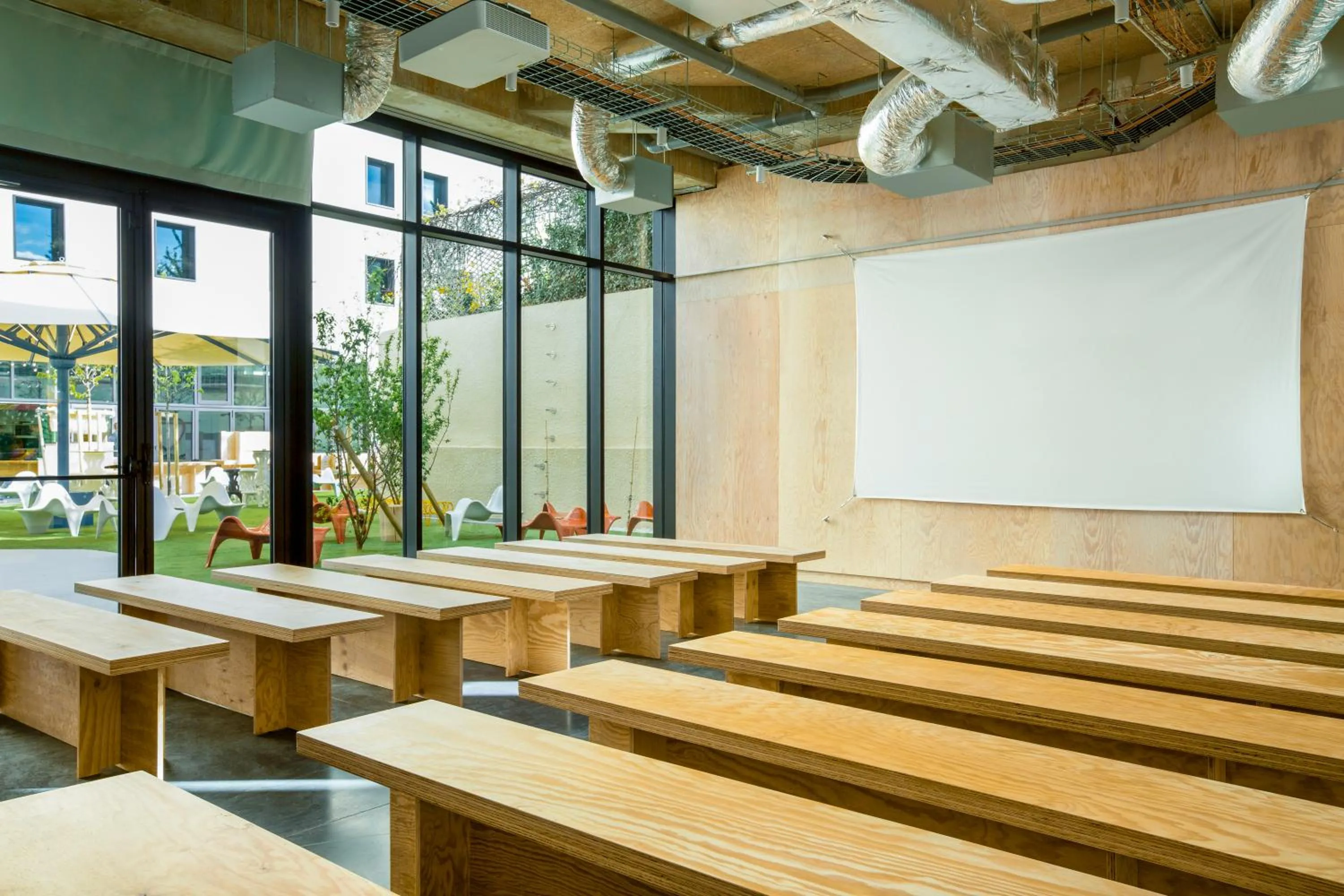 Meeting/conference room in JO&JOE Paris Gentilly - Auberge de Jeunesse