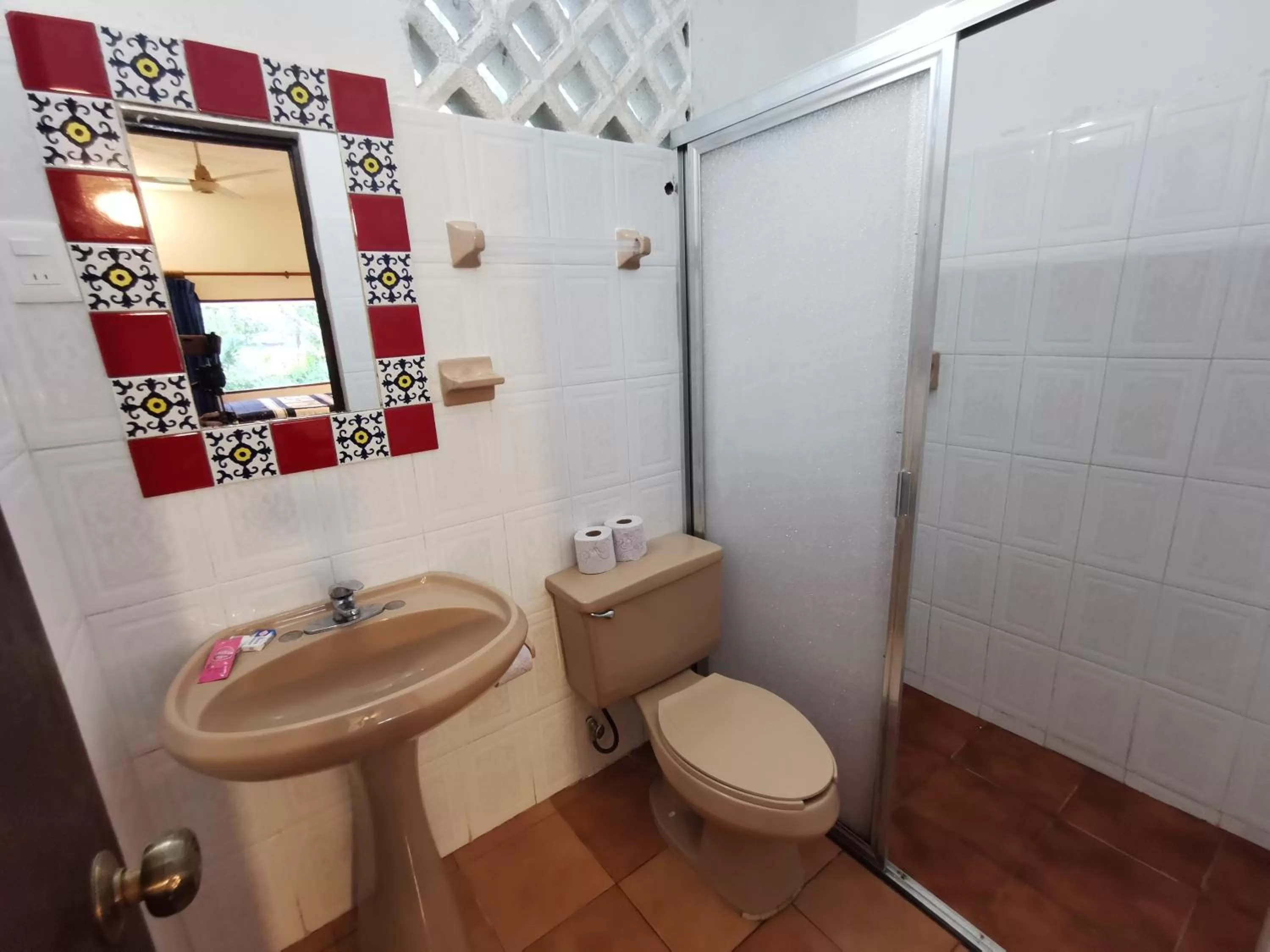 Bathroom in Hotel Doralba Inn Chichen