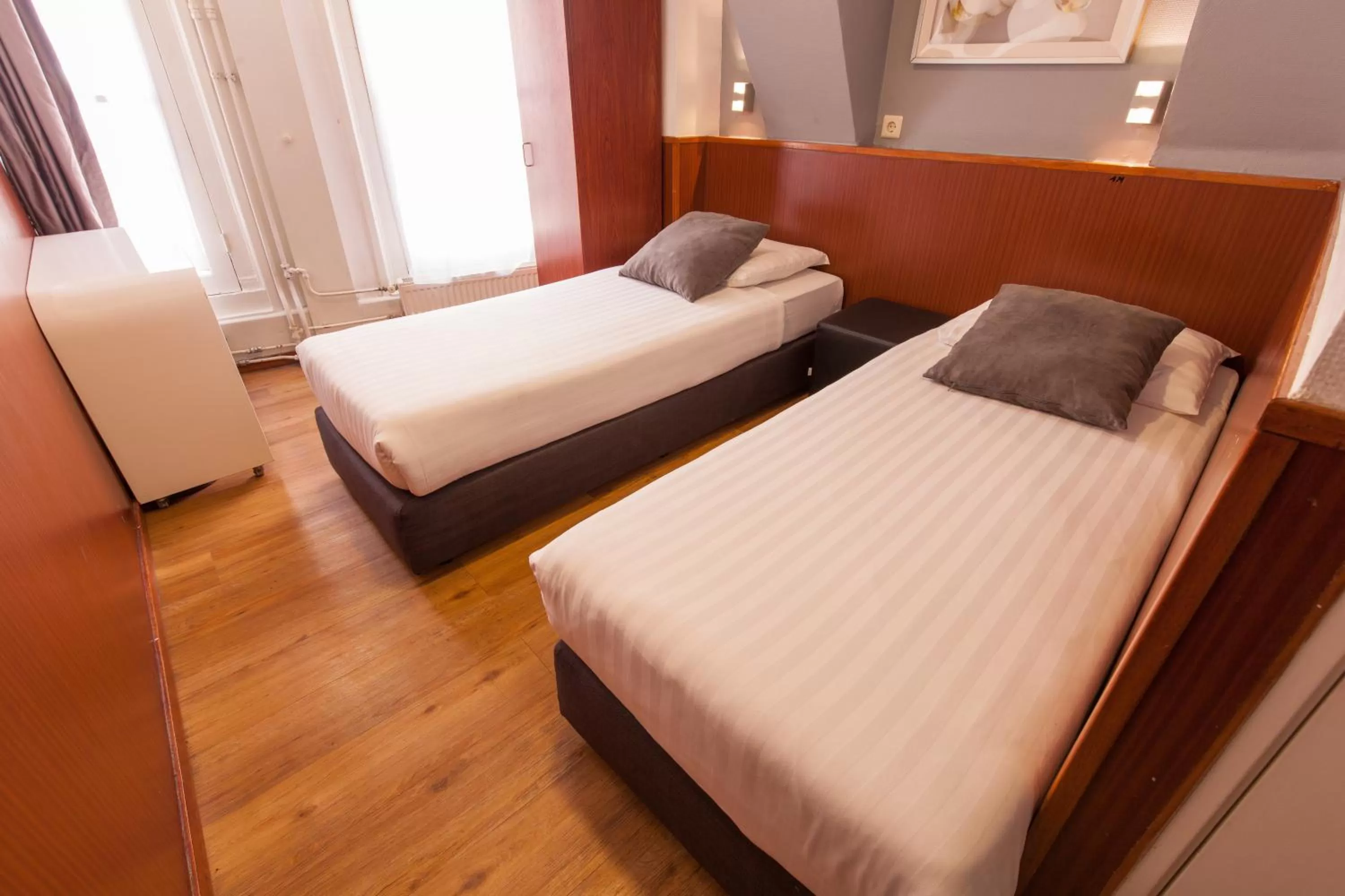 Photo of the whole room, Bed in Travel Hotel Amsterdam