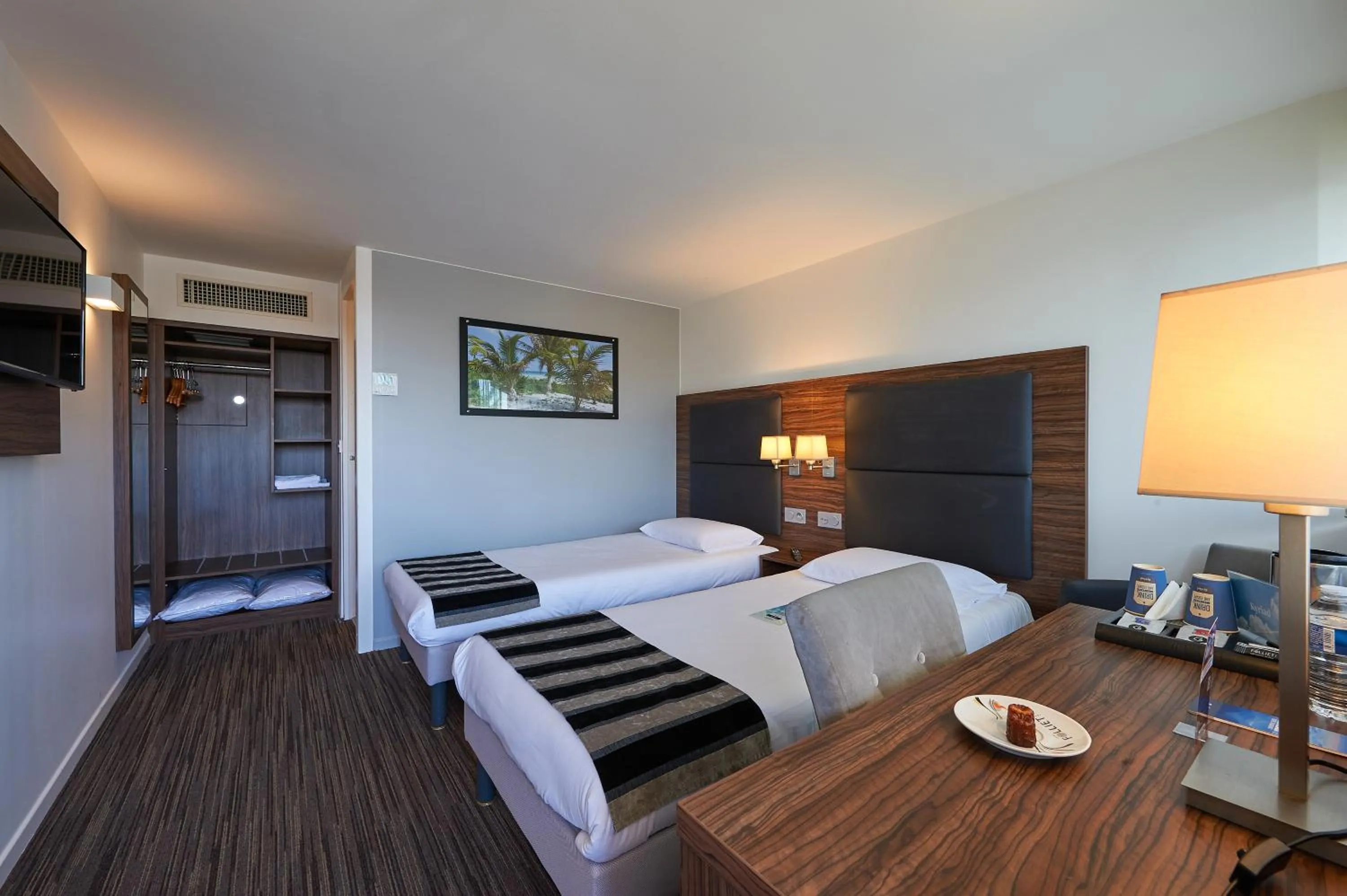 Photo of the whole room, Bed in Kyriad Bordeaux - Merignac Aéroport