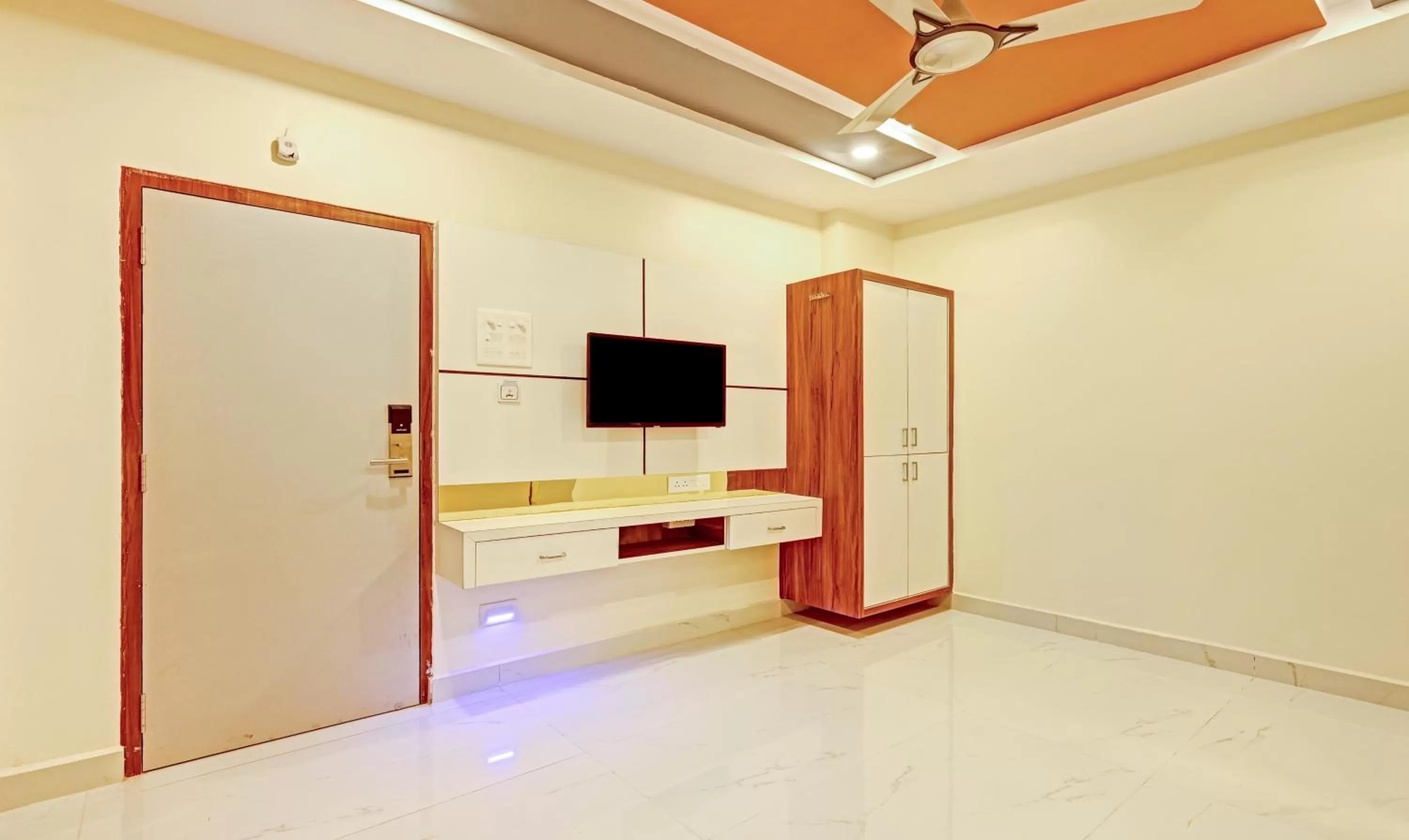 TV and multimedia in Itsy Hotels Sri Sai Grand Inn