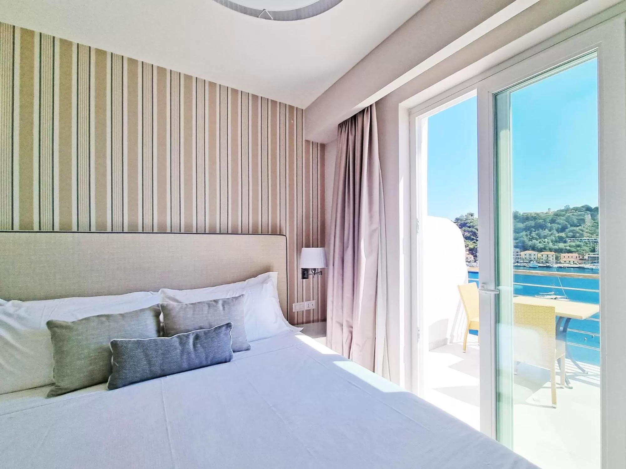 Balcony/Terrace, Bed in Hotel Plaza