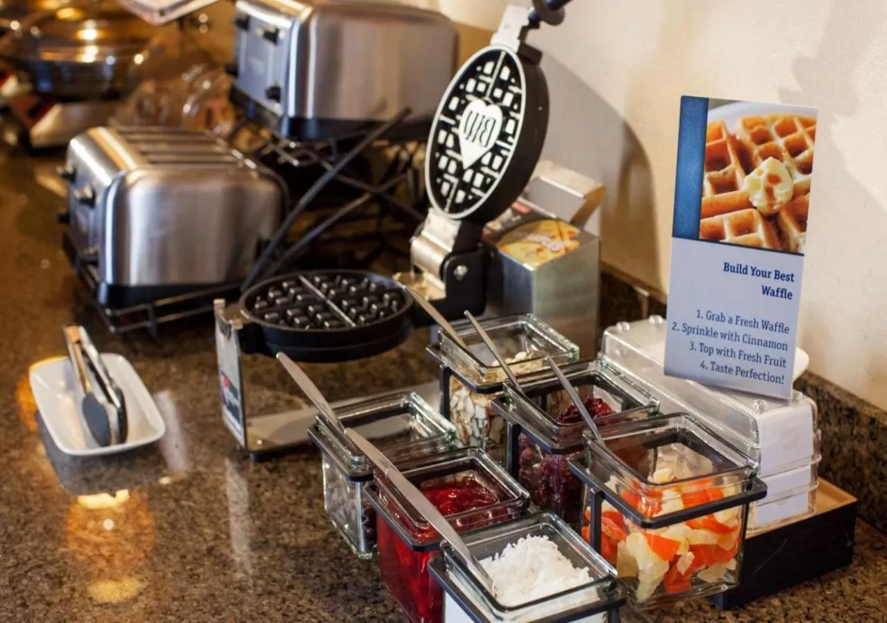 Breakfast in Best Western Plus New Orleans Airport Hotel