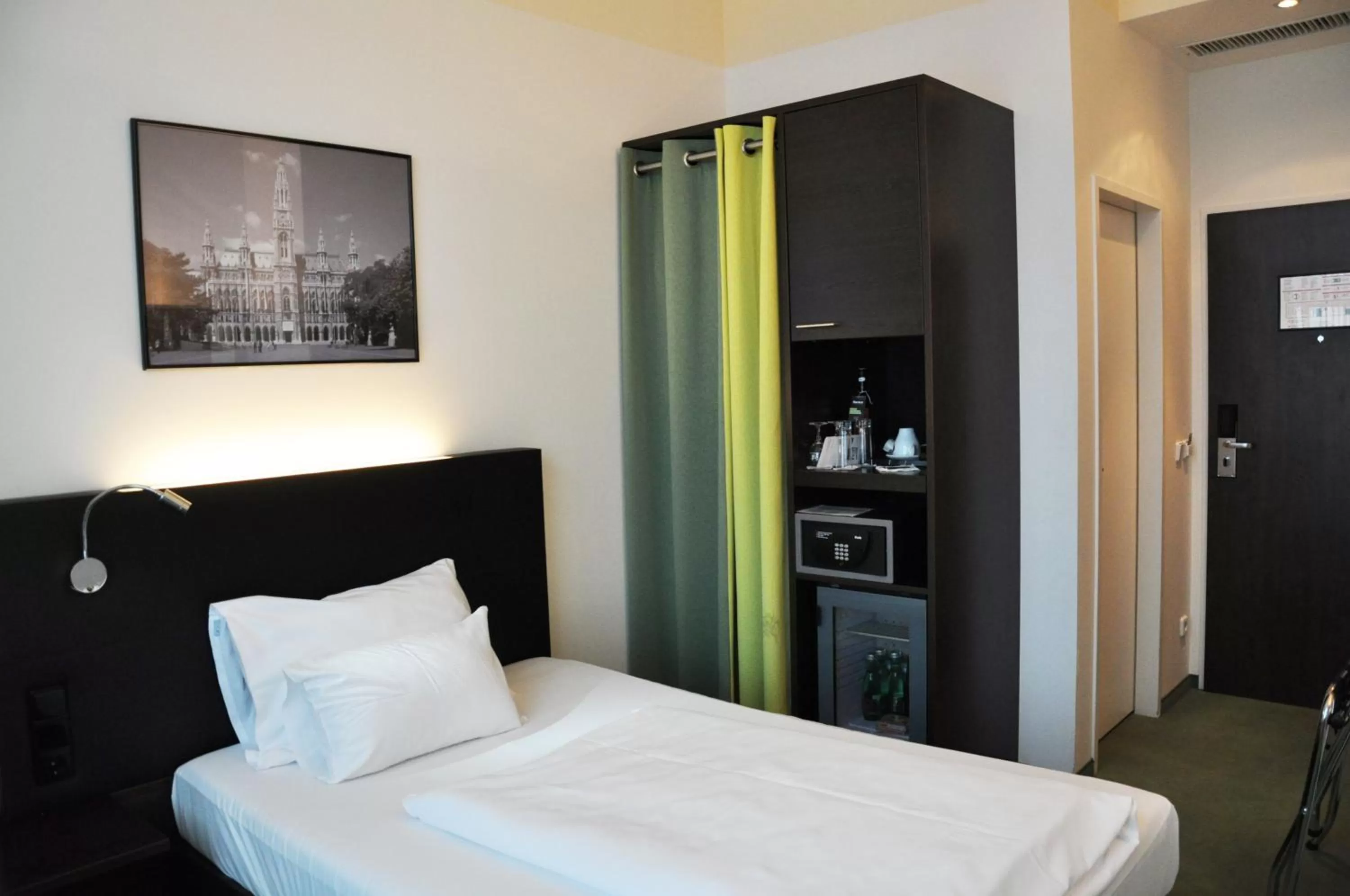 Photo of the whole room, Bed in Rainers Hotel Vienna