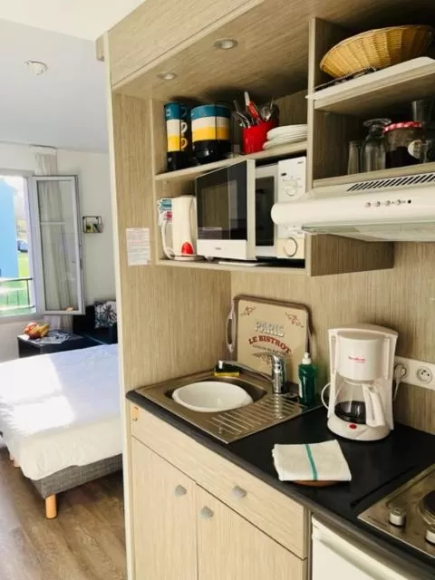 Kitchen/Kitchenette in Appart Hôtel 3* dans une résidence de tourisme