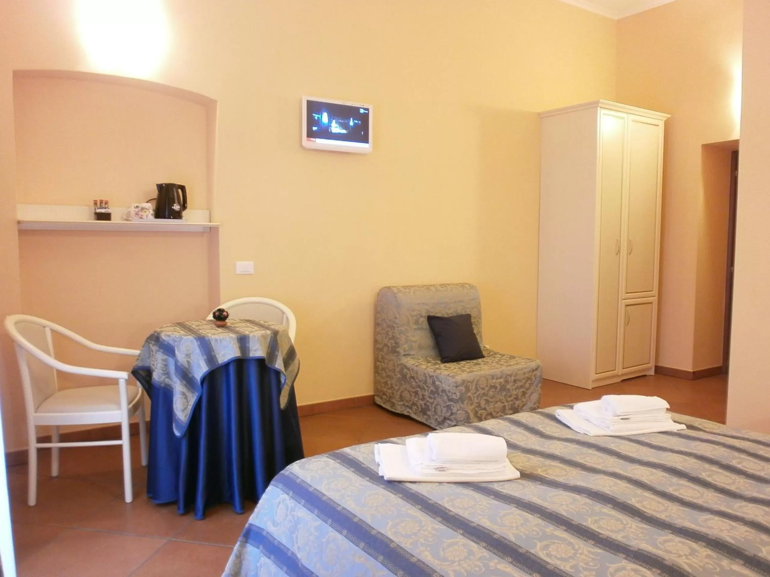 Photo of the whole room, Bed in Vatican Town