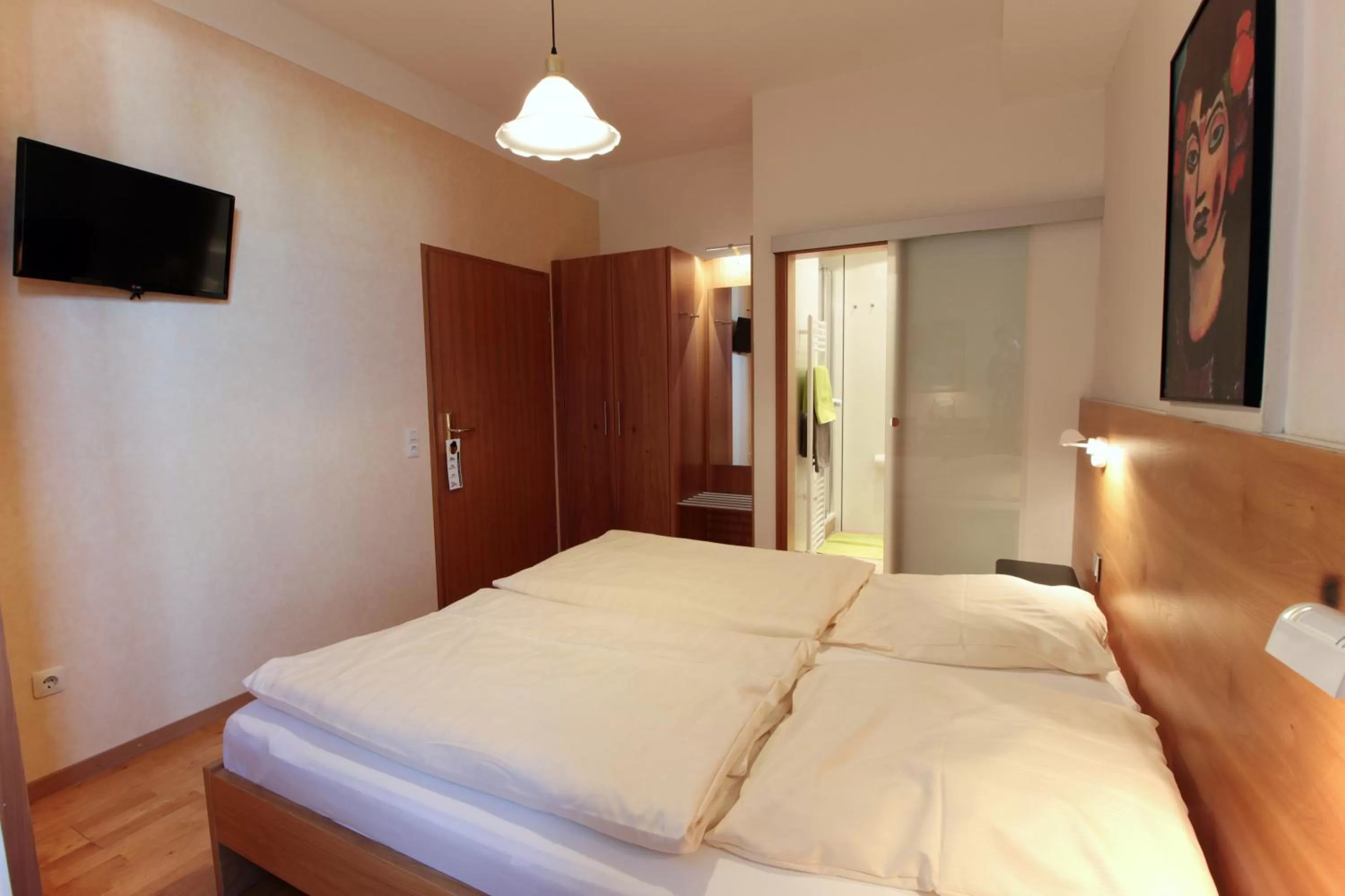 Photo of the whole room, Bed in An der Persiluhr Stadt-gut-Hotel