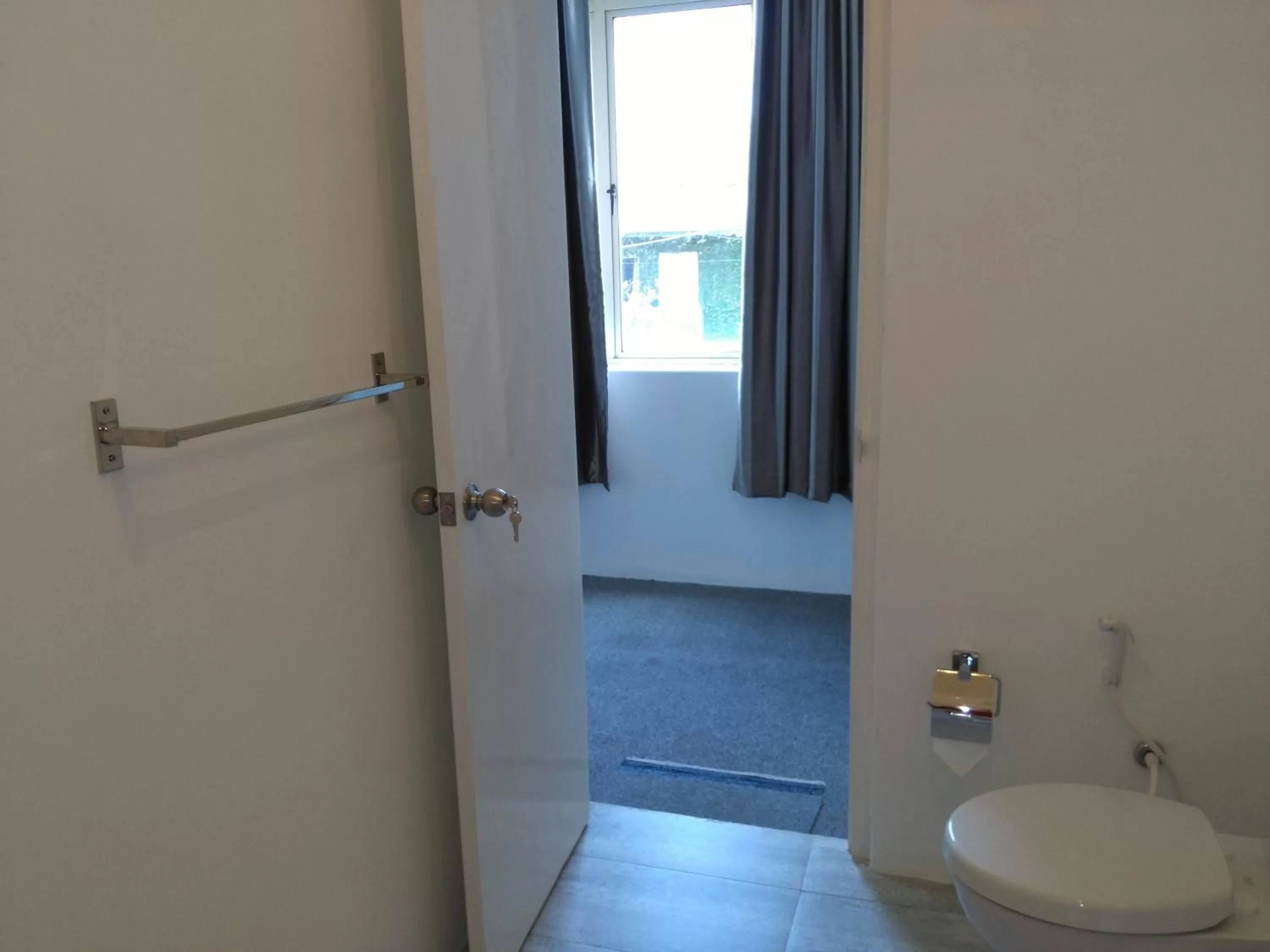 Property building, Bathroom in West Inn Colombo