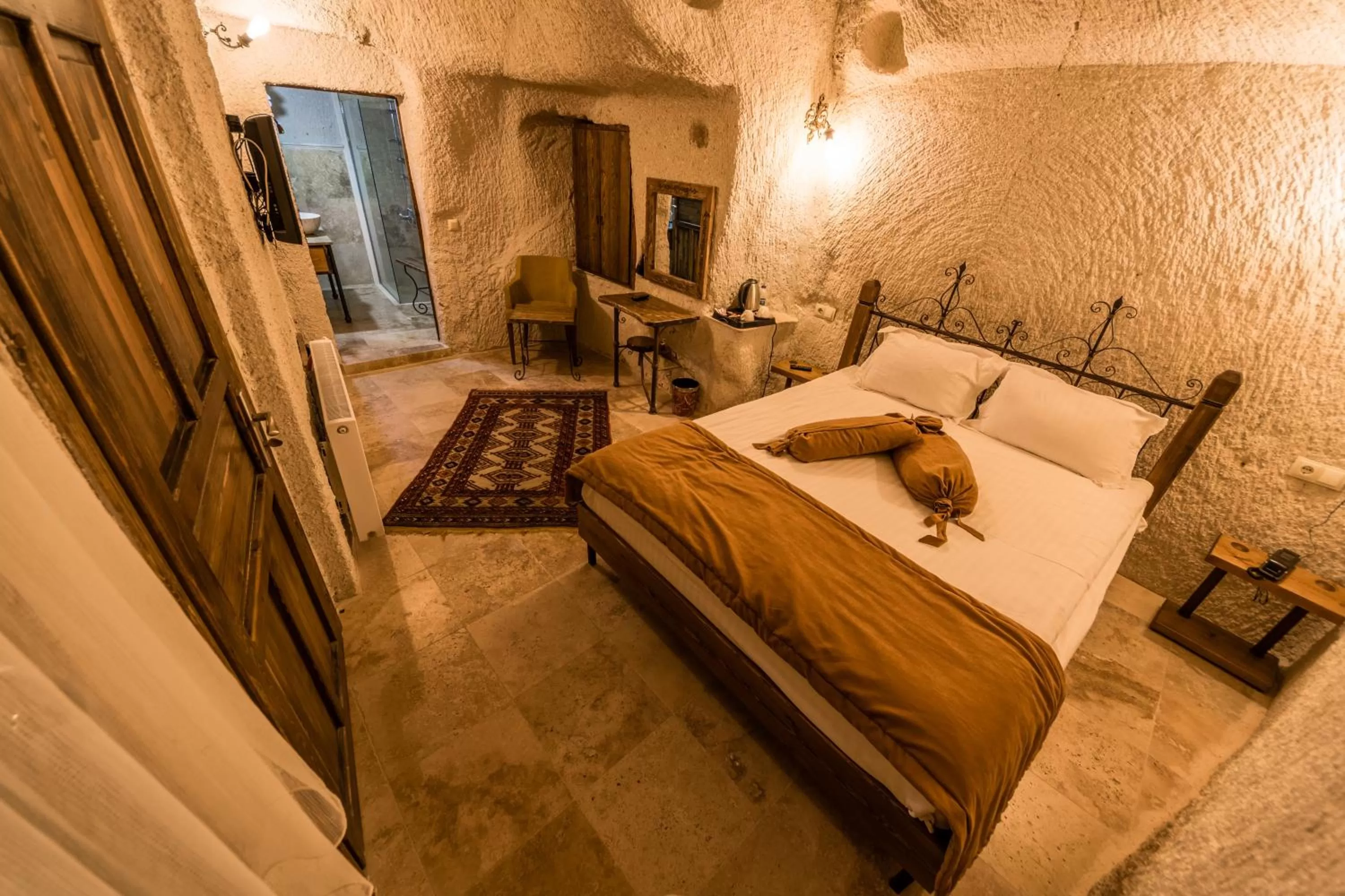 Photo of the whole room, Bed in Elite Cave Suites