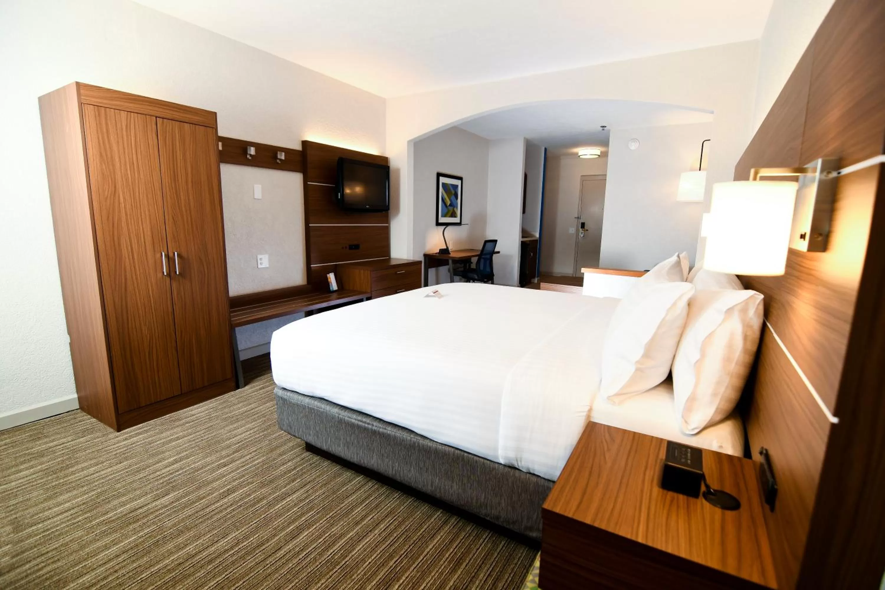 Photo of the whole room, Bed in Holiday Inn Express Hotel & Suites Port Clinton-Catawba Island by IHG