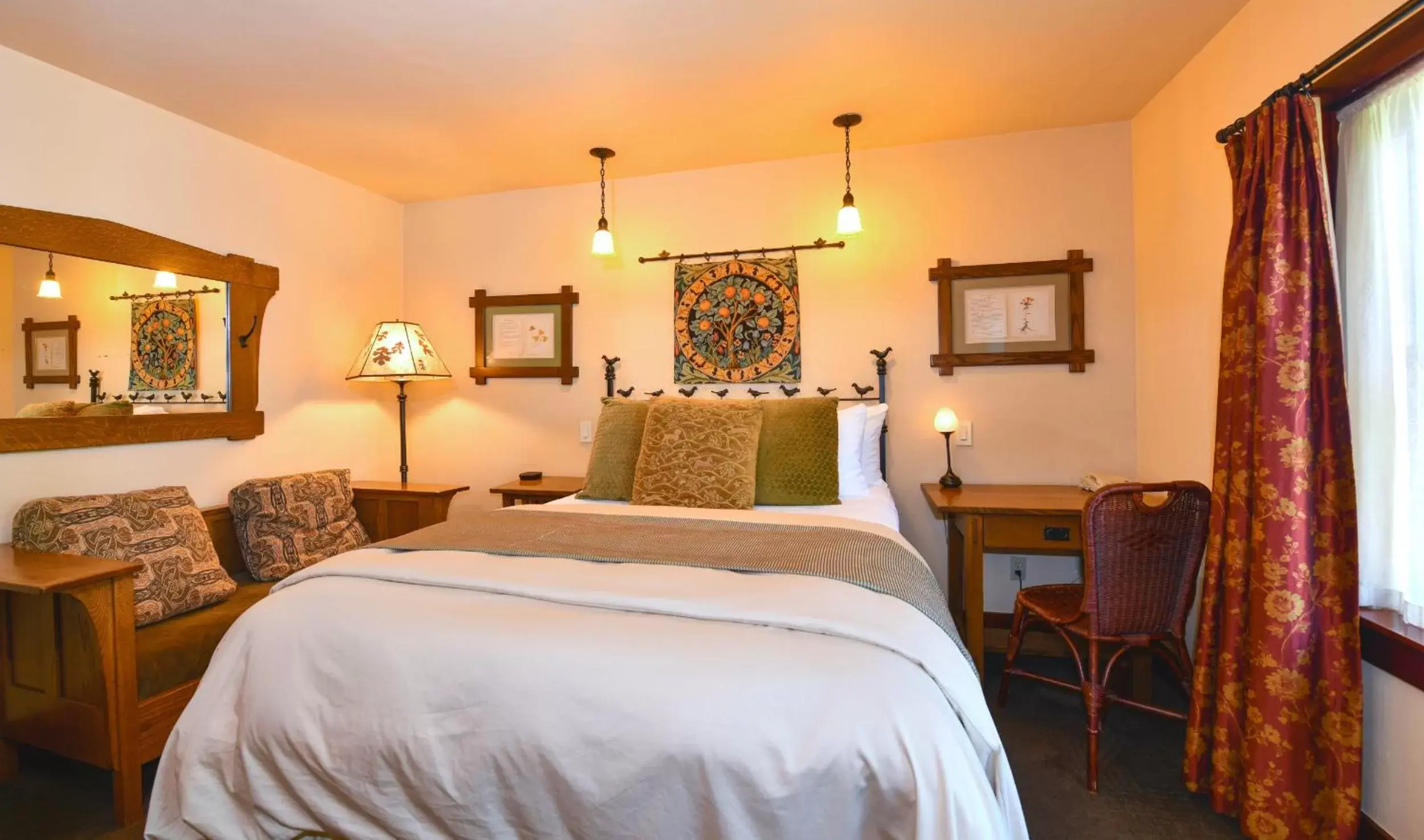 Queen Room in Blackbird Inn Queen Room in Blackbird Inn