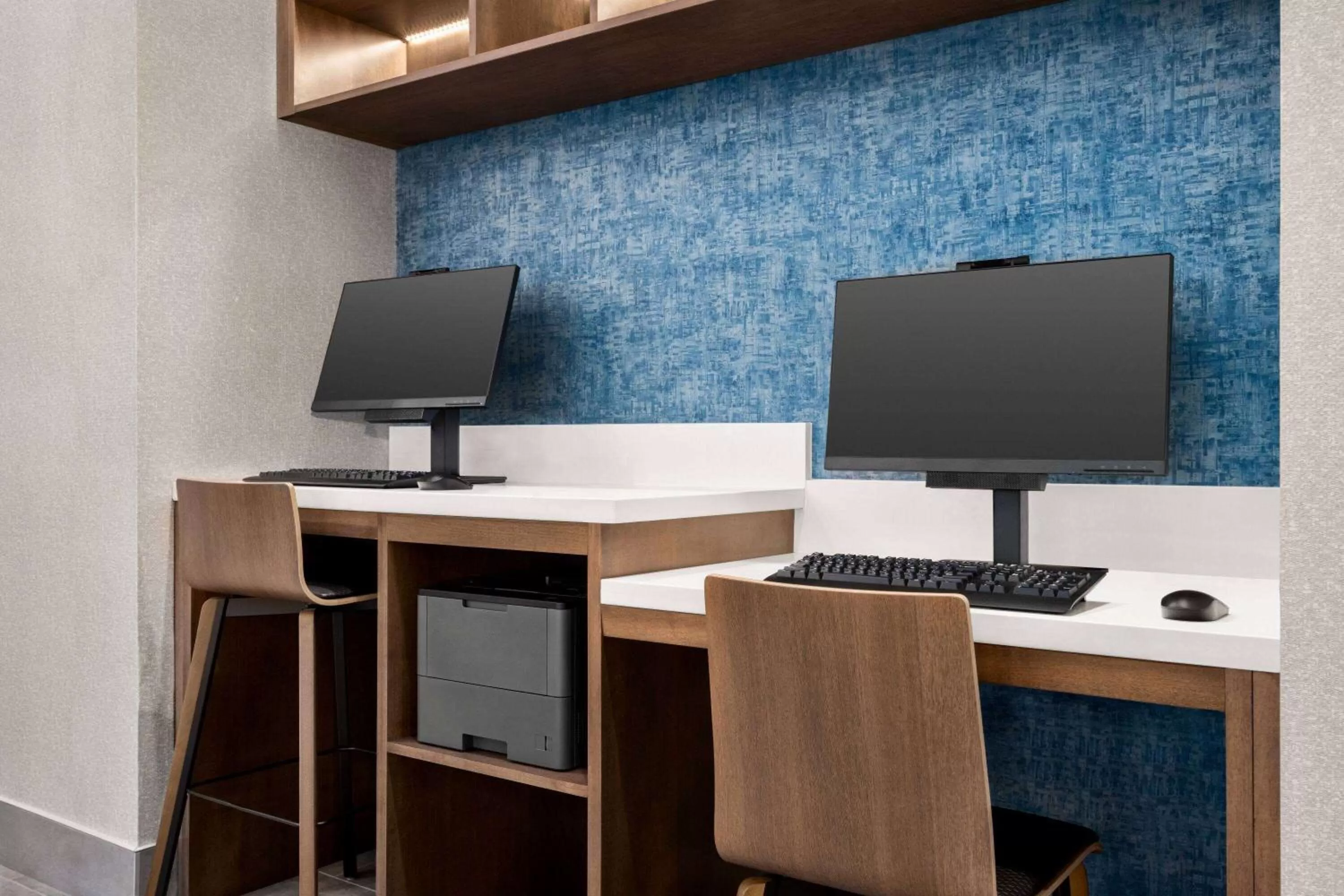 Business facilities in La Quinta Inn & Suites by Wyndham Del Rio