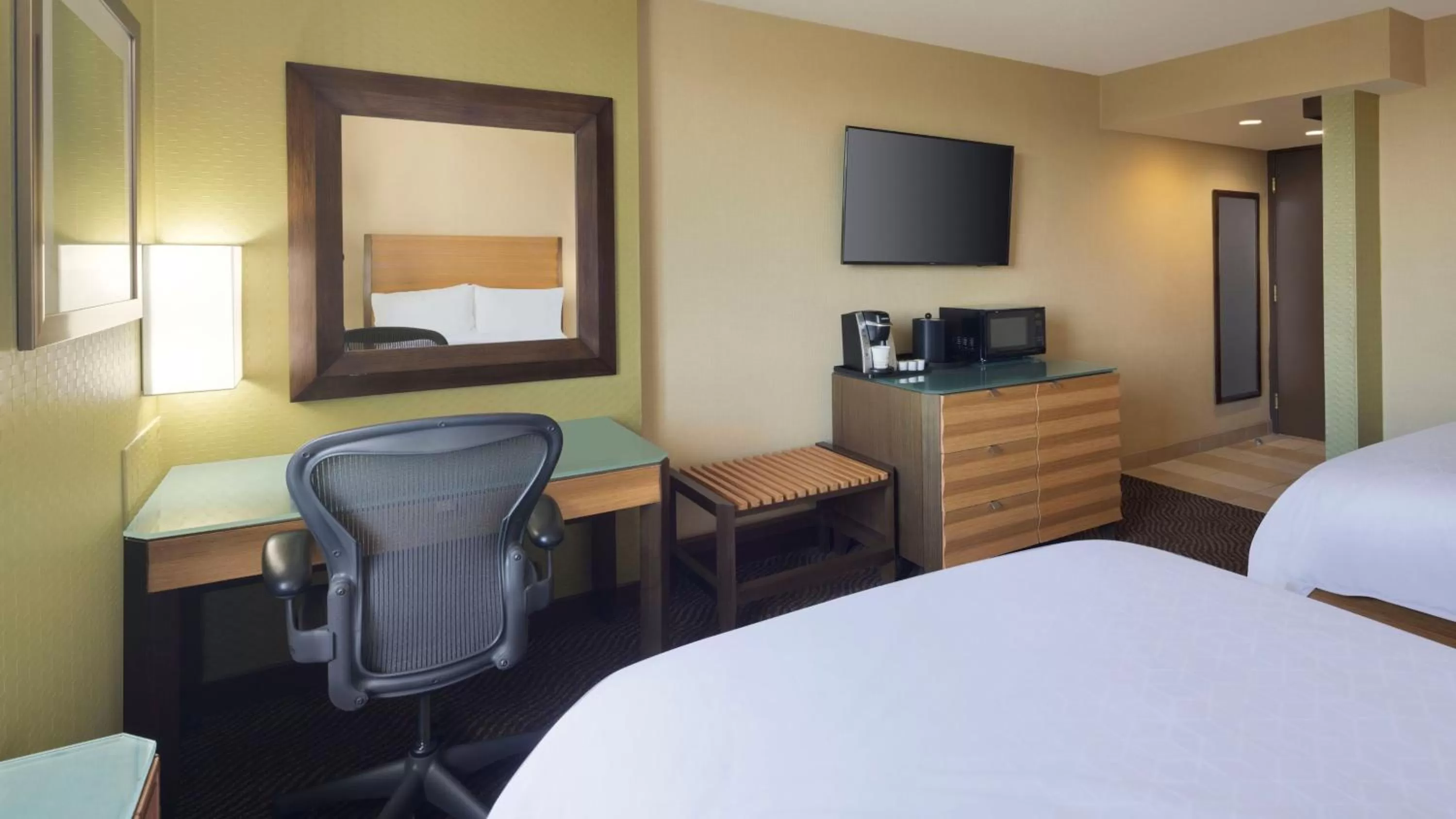 Photo of the whole room, Bed in Holiday Inn San Jose-Silicon Valley by IHG