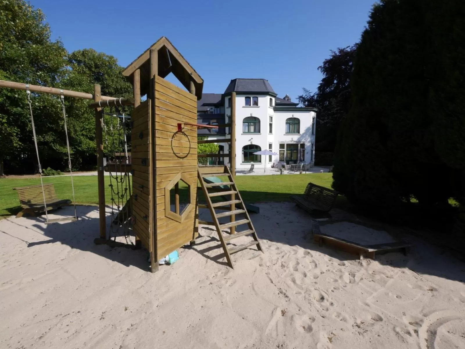 Children play ground in L'Étape Fagnarde - Bed, Breakfast & Sauna