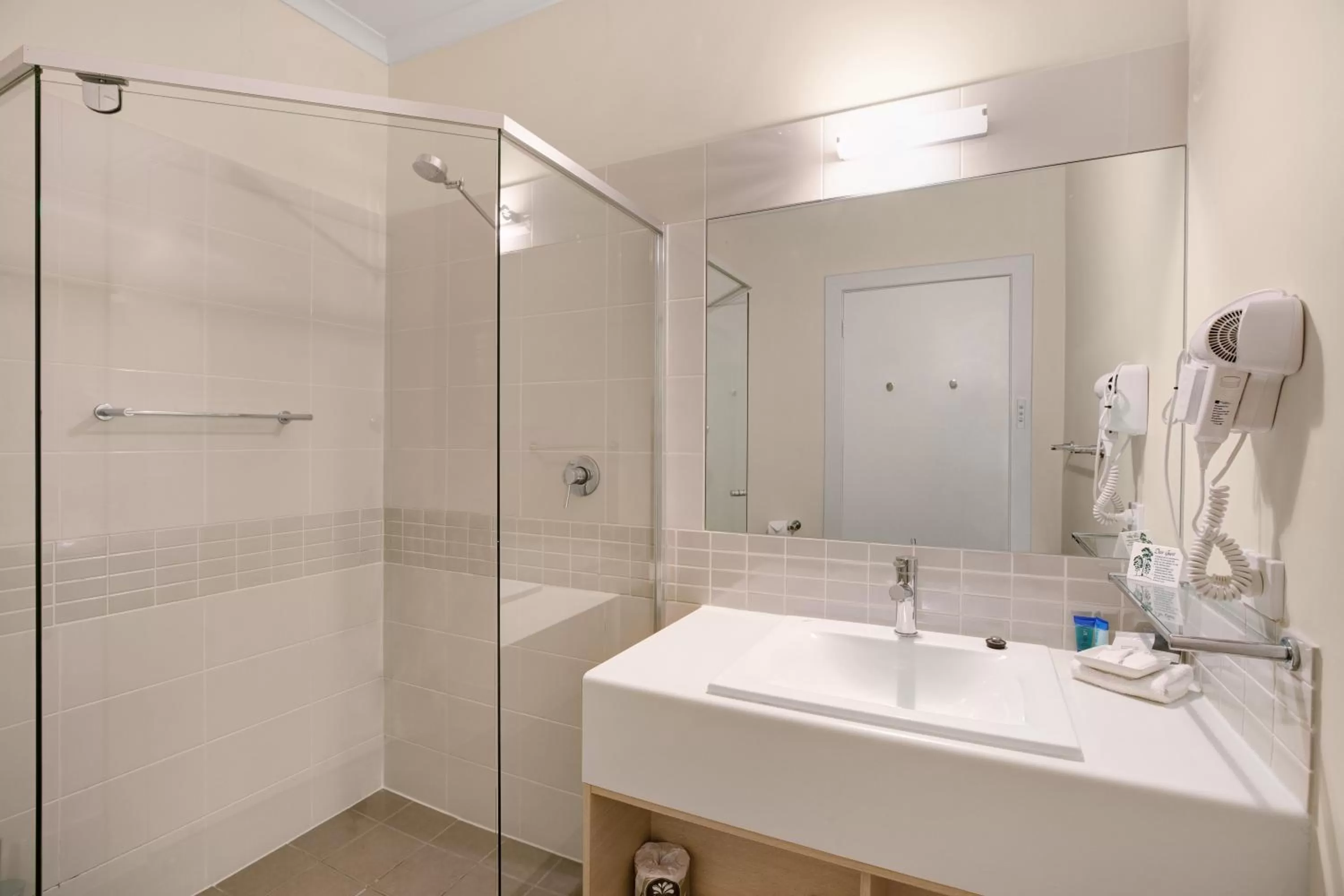 Bathroom in Adelaide Road Motor Lodge