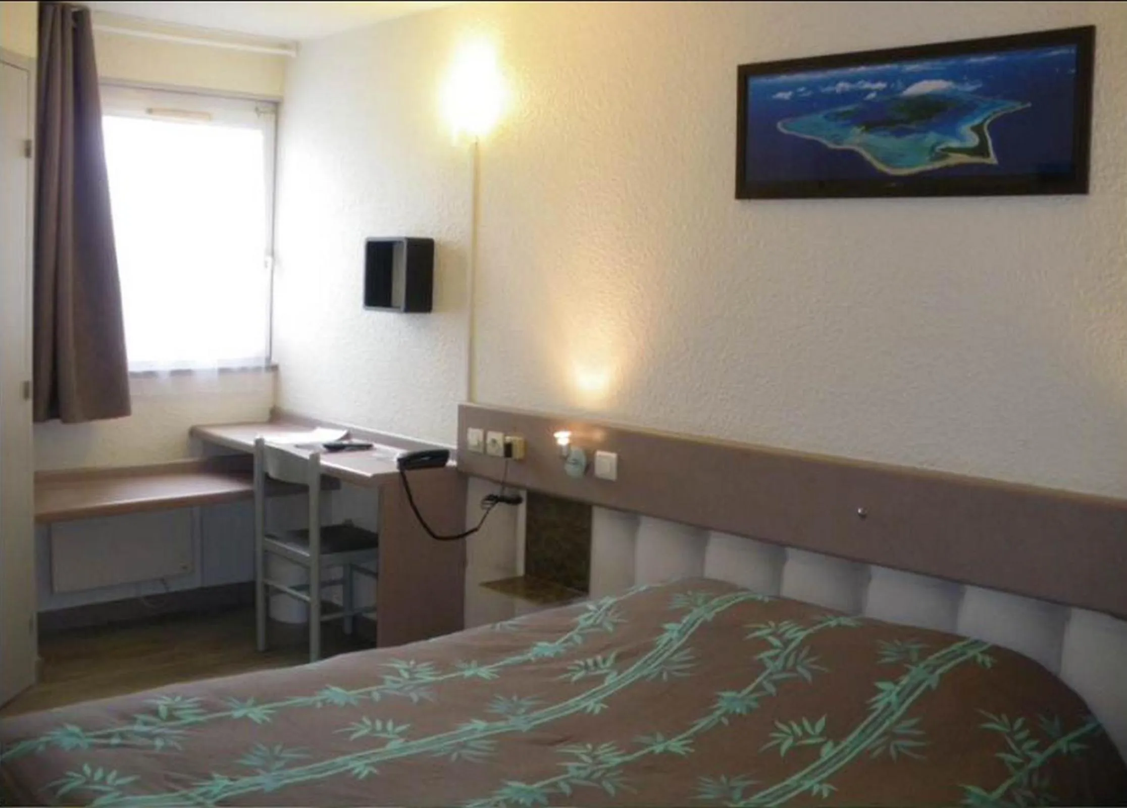 Photo of the whole room, Bed in Contact Hôtel Come Inn