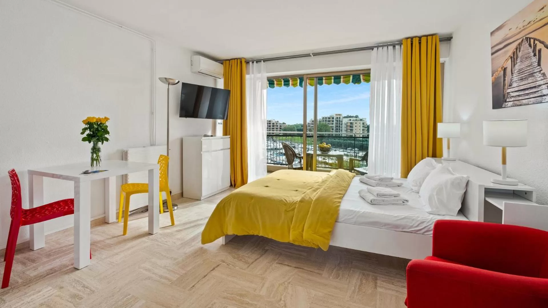 Bed in Cannes Marina Appart Hotel Mandelieu