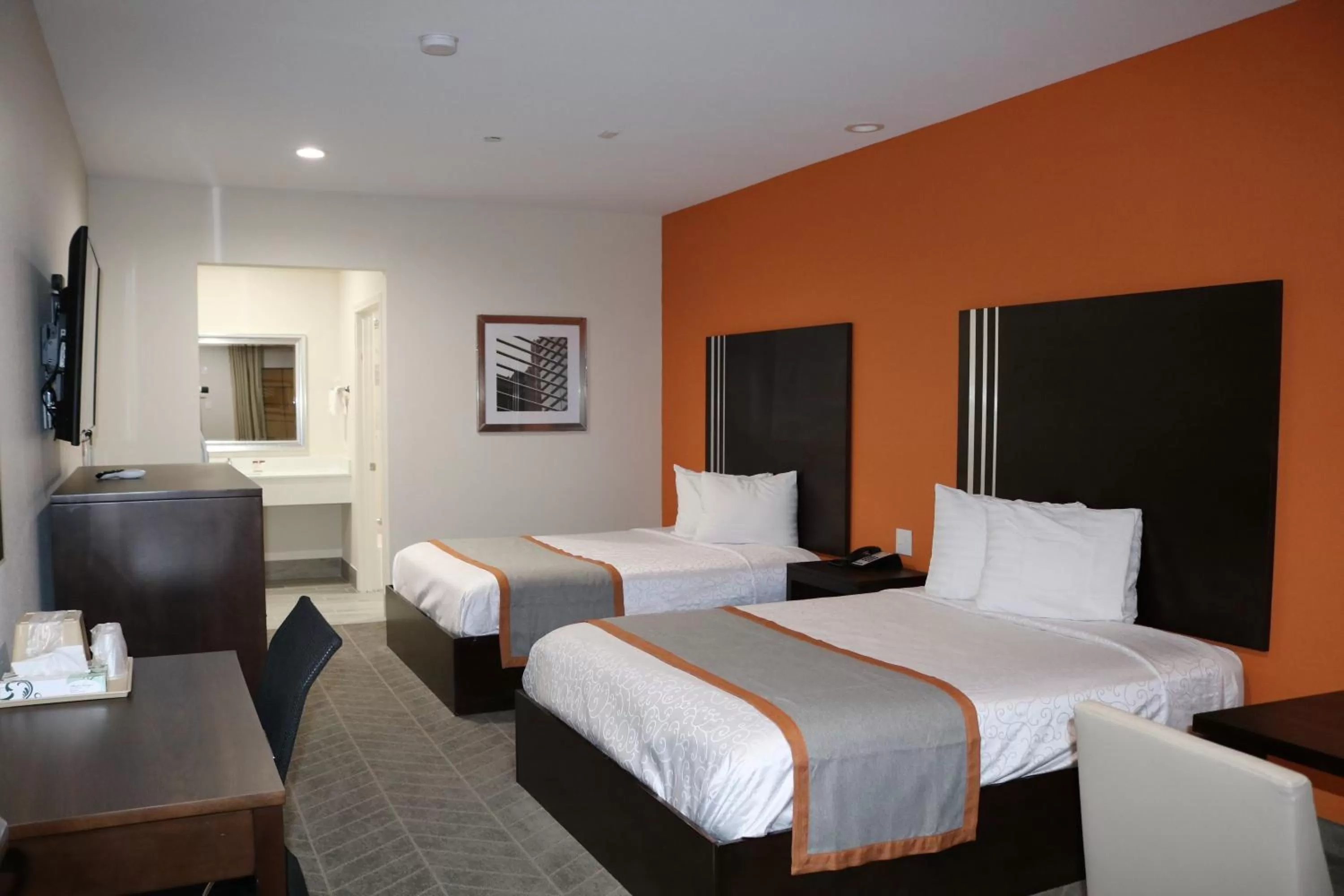 Photo of the whole room, Bed in Scottish Inn & Suites - IAH Airport