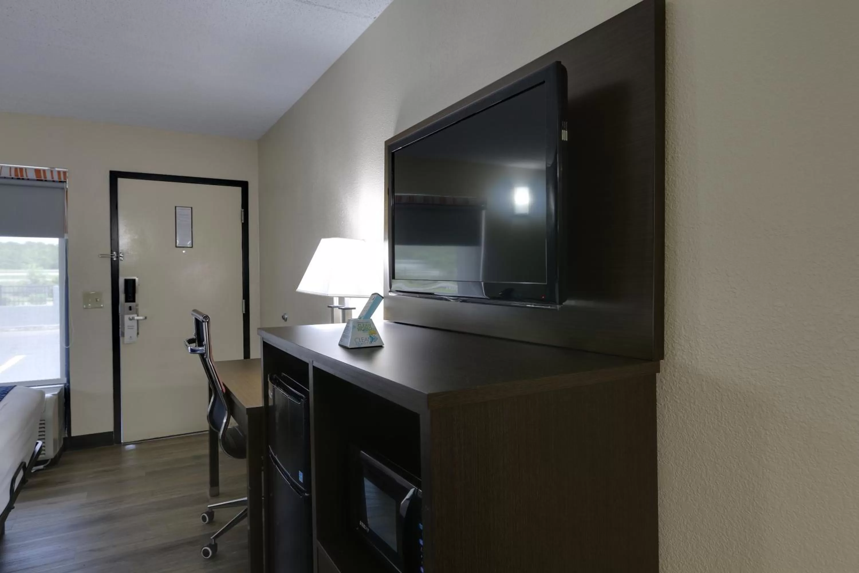 TV and multimedia in Baymont by Wyndham Ridgeland I-95