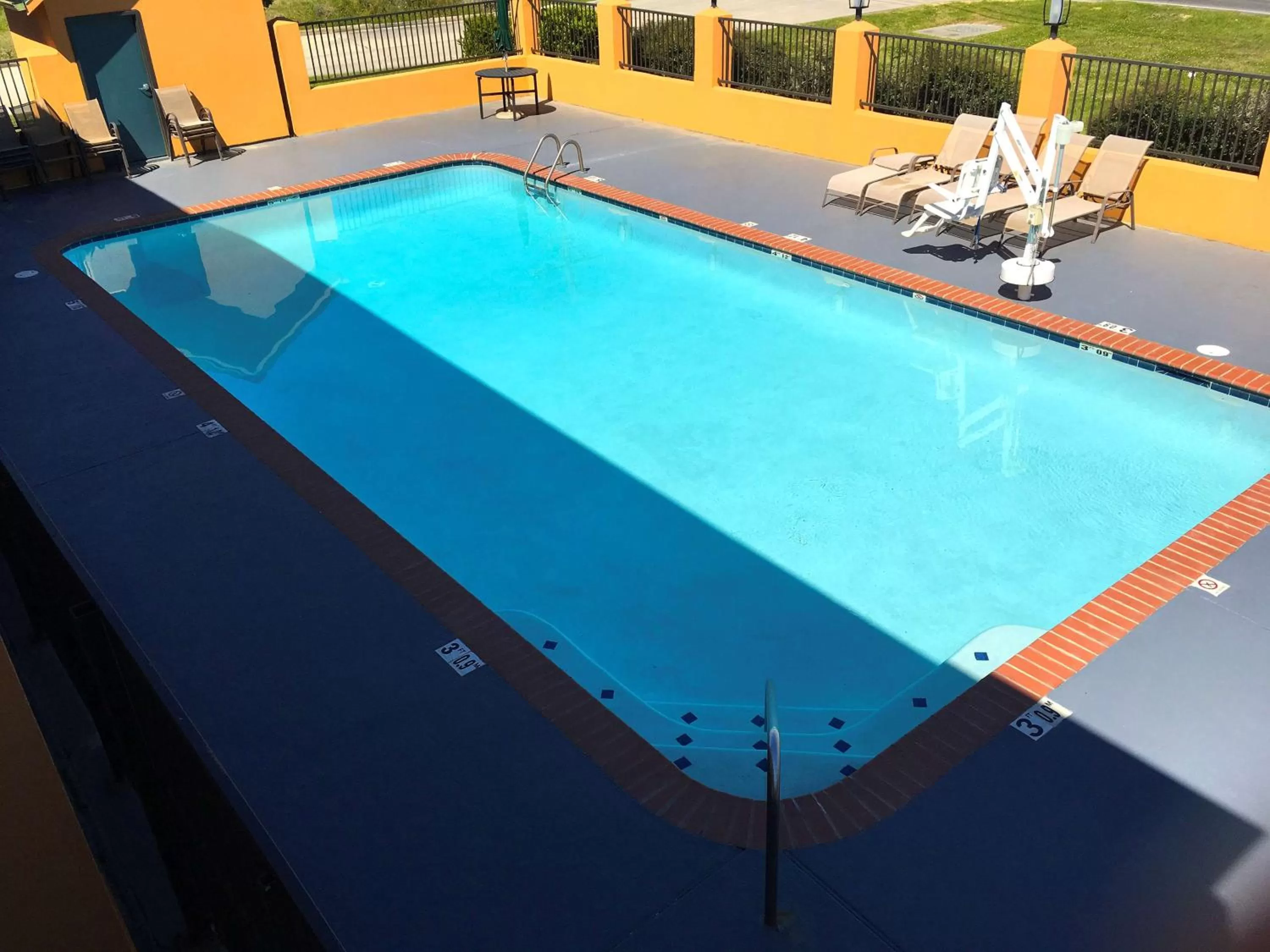 Swimming pool in Americas Best Value Inn Denham Springs