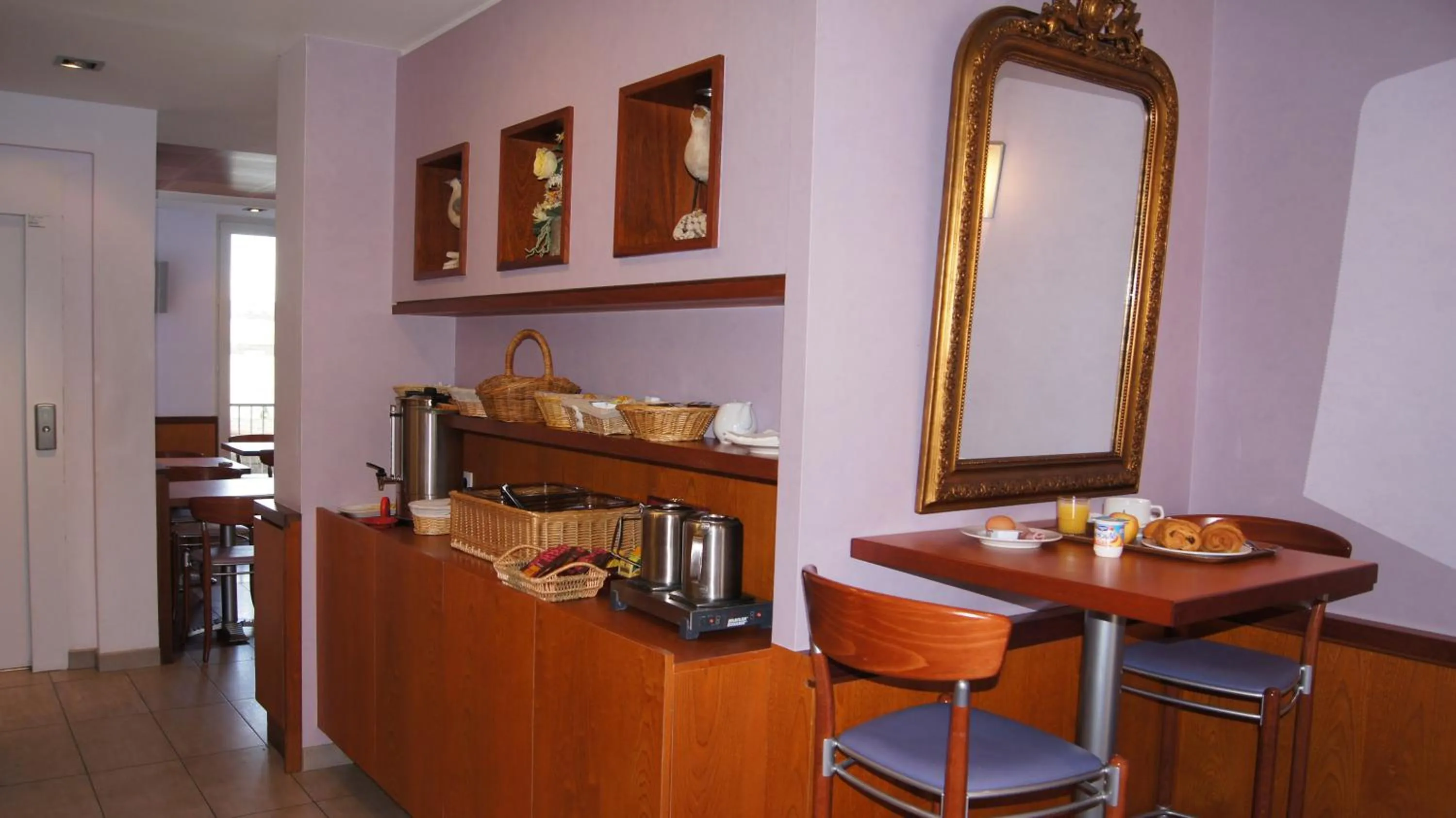 Restaurant/places to eat in Hotel De La Rade