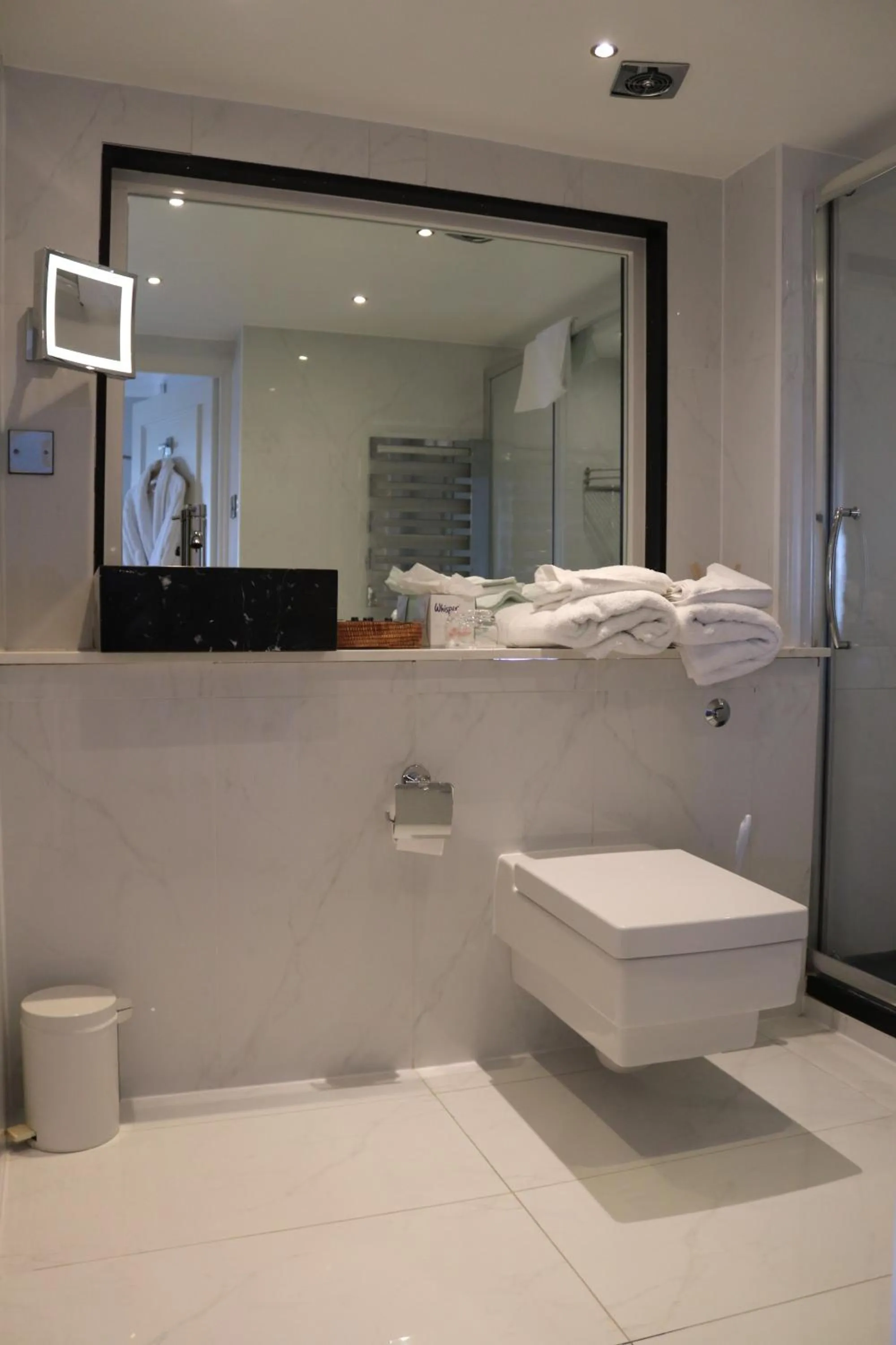 Bathroom in Fredrick's Hotel & Spa