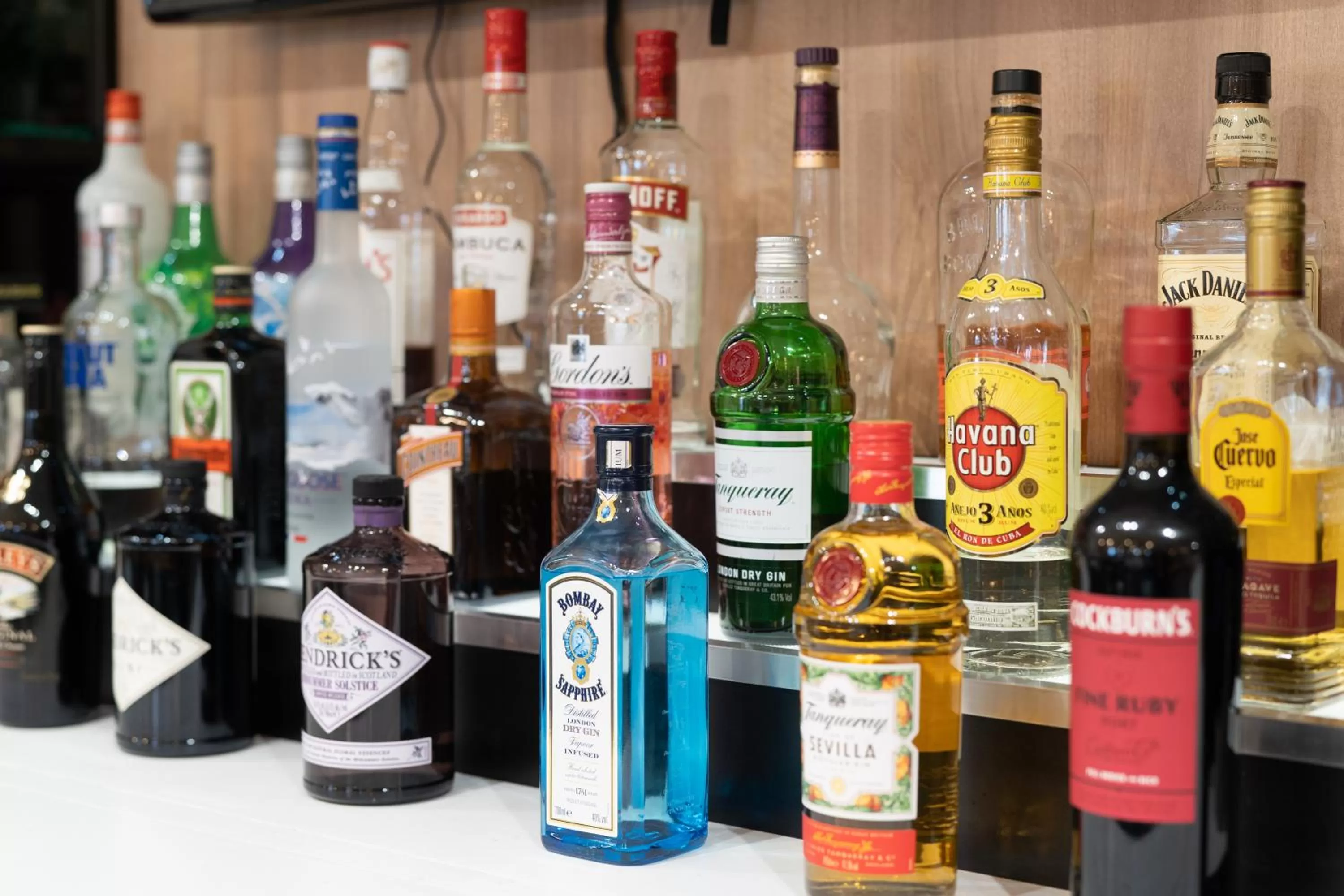 Lounge or bar in Holiday Inn Gloucester - Cheltenham by IHG