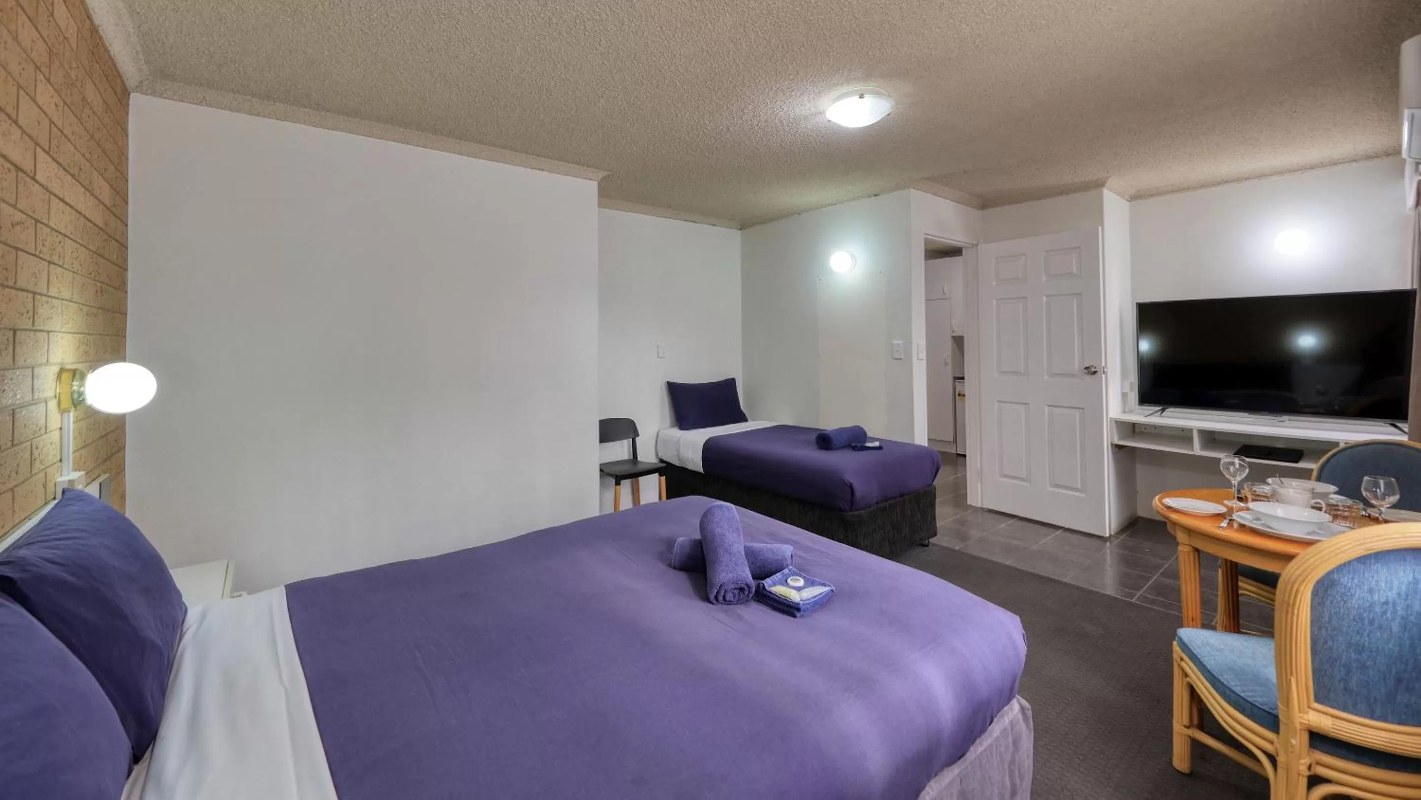 Bed in Hamilton Hume Motor Inn