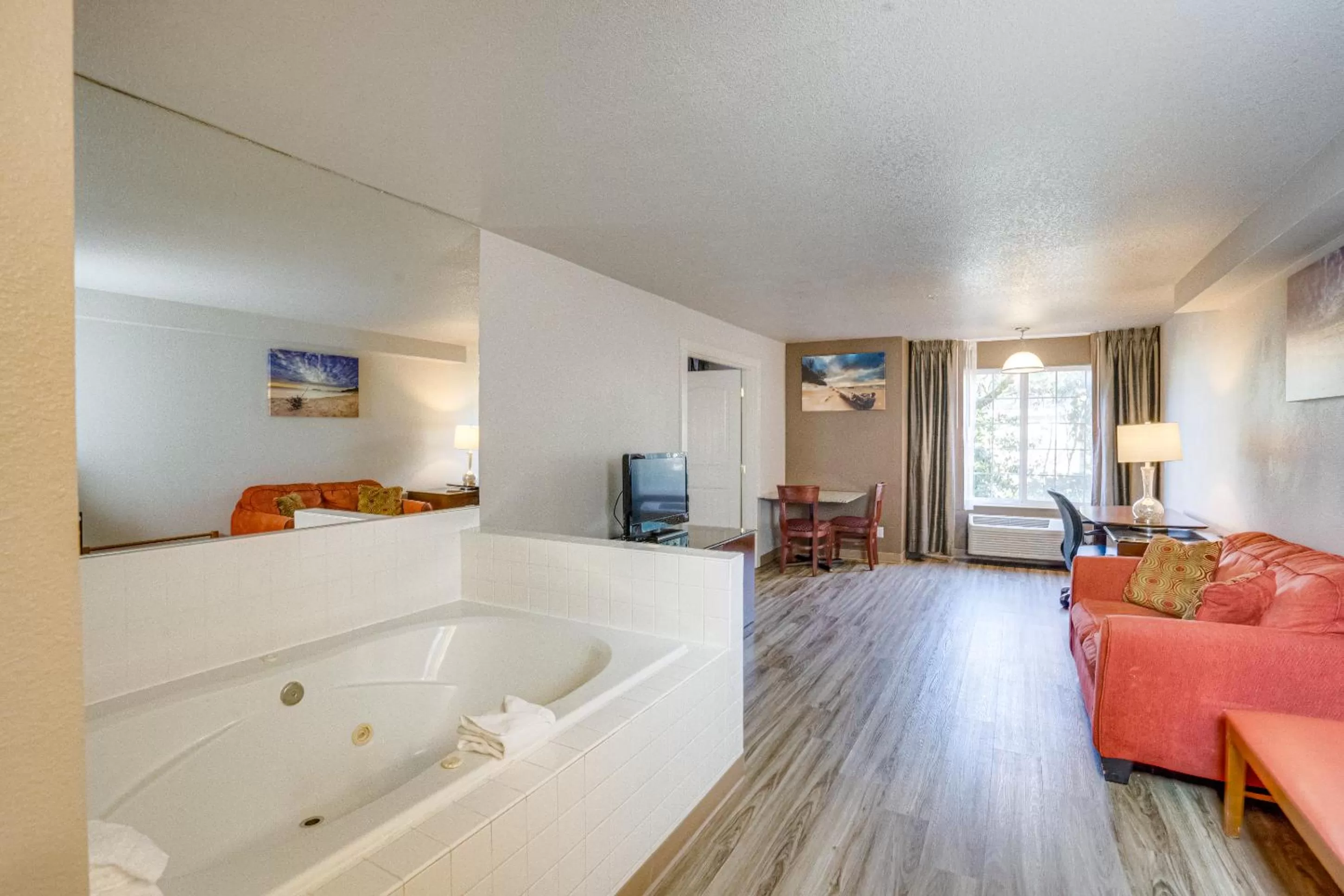 Hot Tub, Bed in The Ashley Inn & Suites