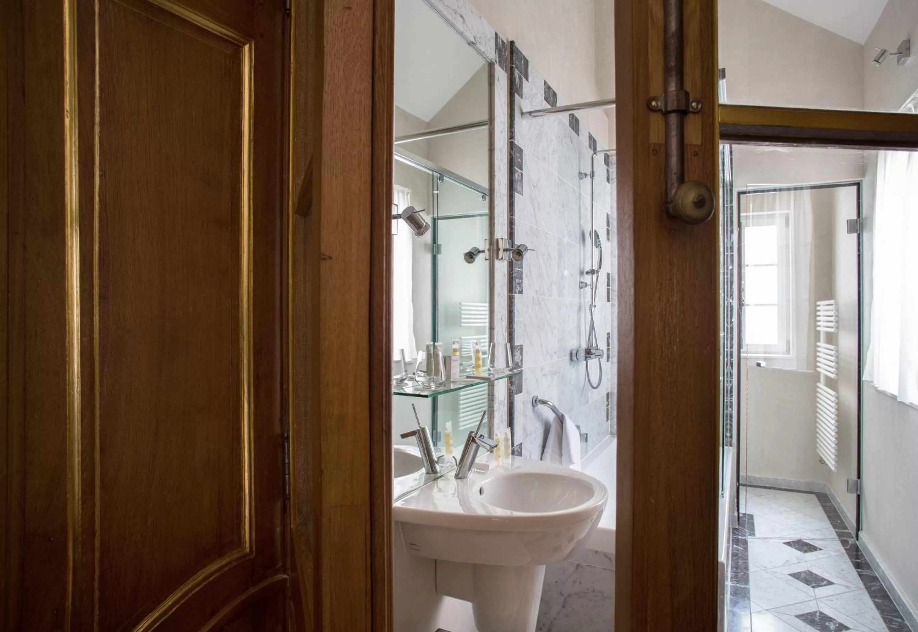 Bathroom in Hotel Le Place d'Armes - Relais & Châteaux