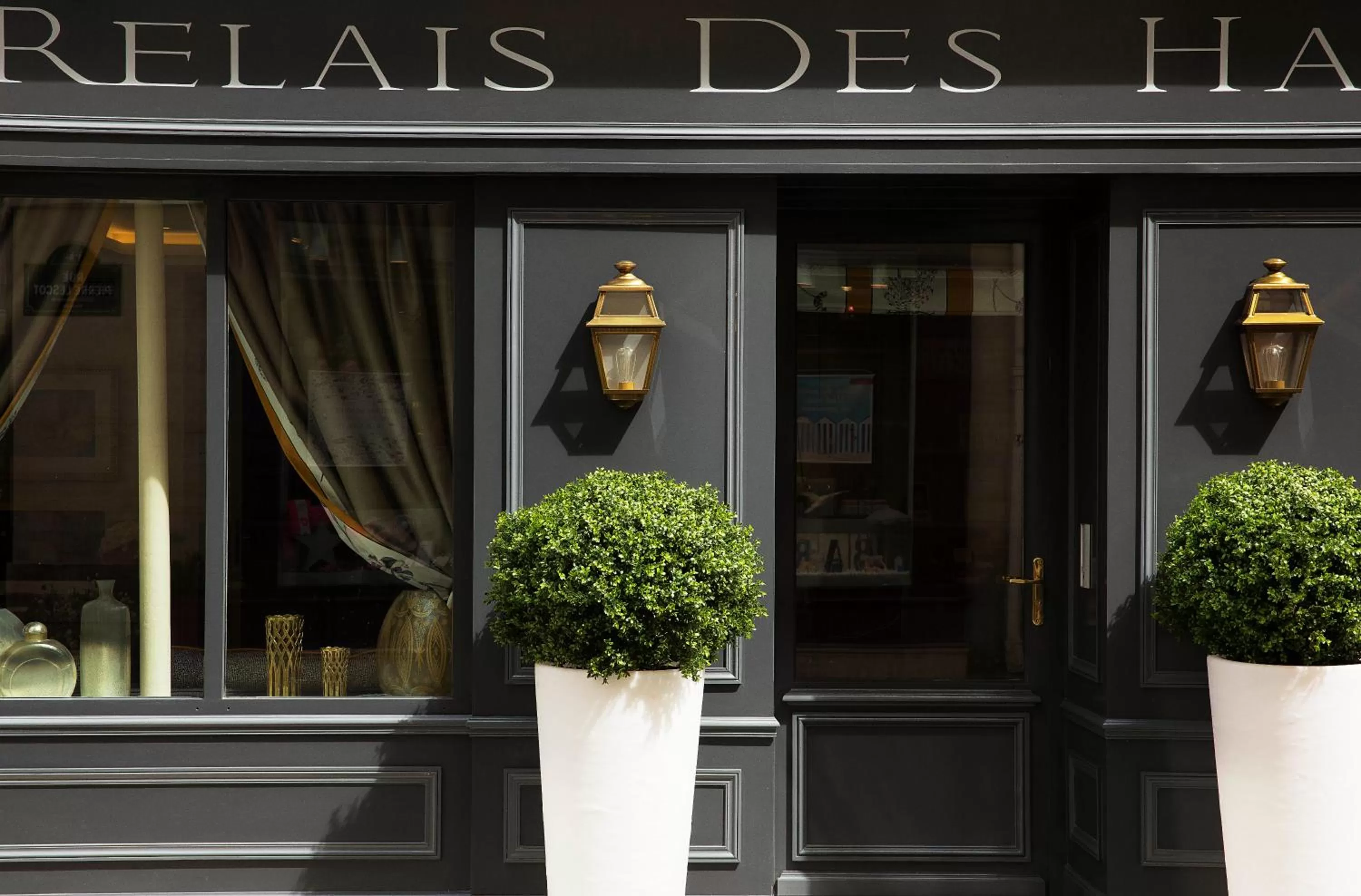 Facade/entrance in Hôtel Le Relais des Halles