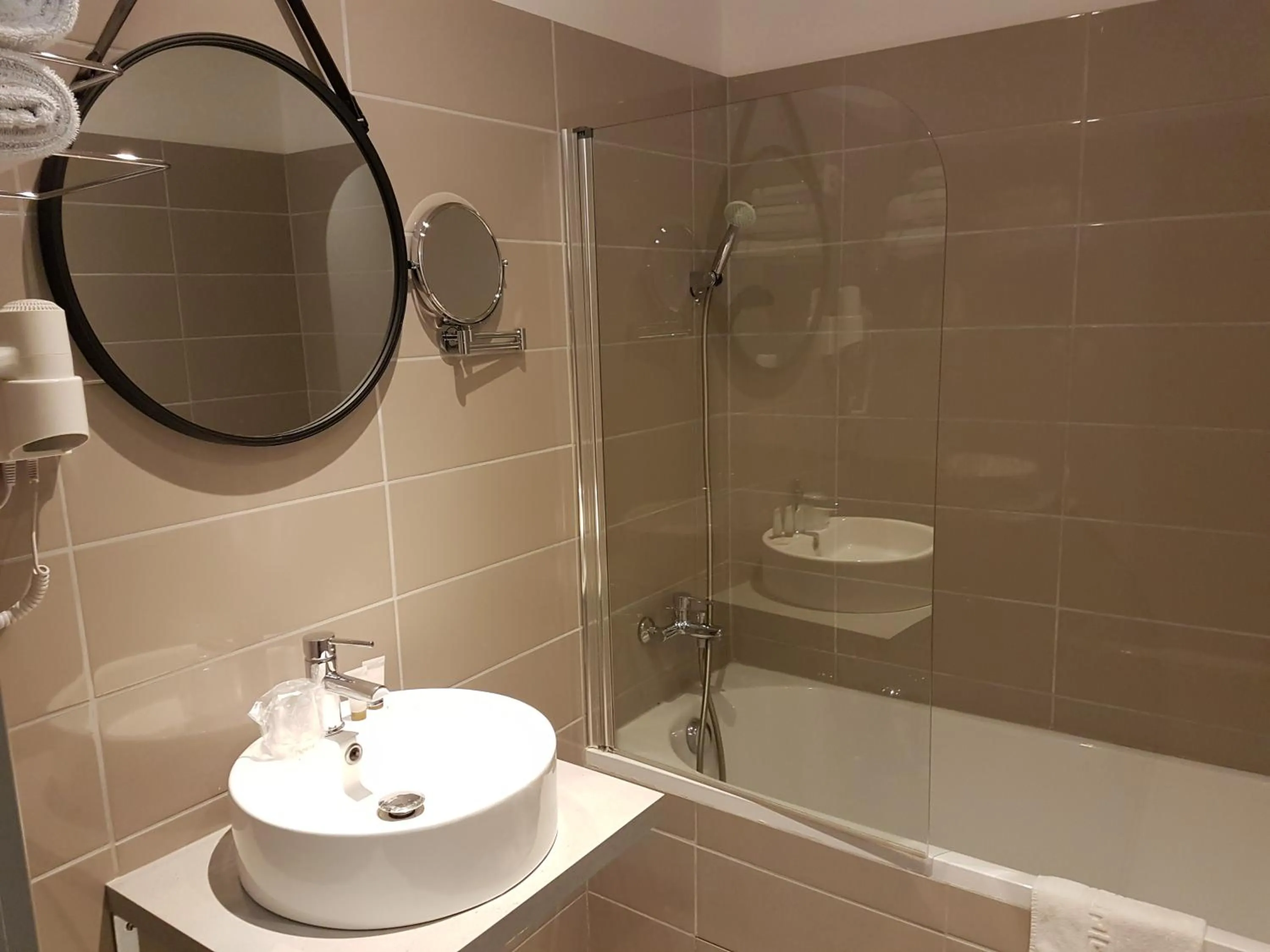 Bathroom in The Originals Boutique, Hôtel Danieli, Avignon