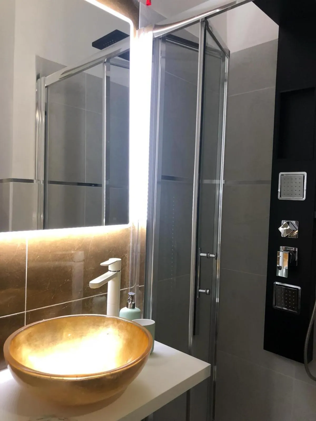 Bathroom in The Place In Rome Guest House