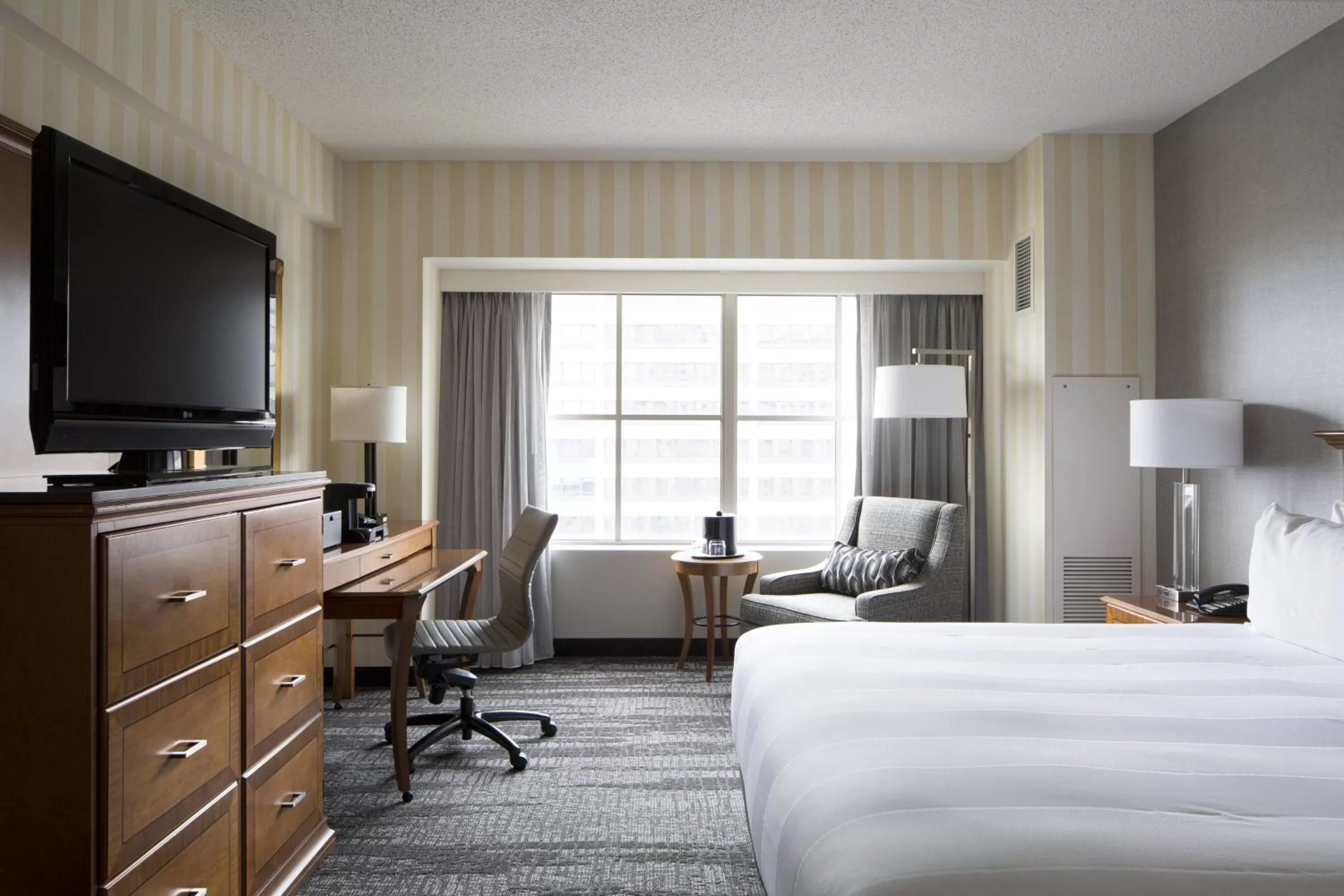 Photo of the whole room, Bed in Hartford Marriott Downtown