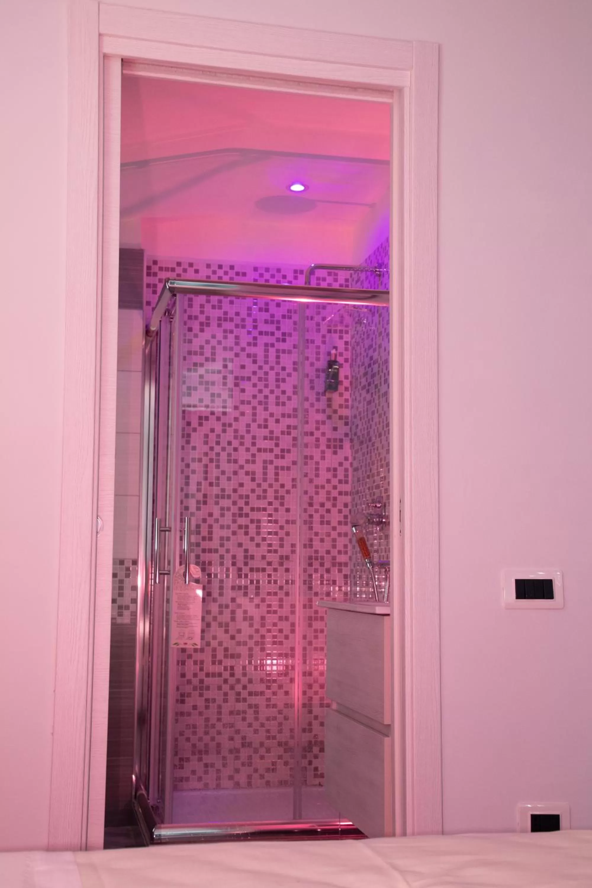 Shower in Hotel Calypso