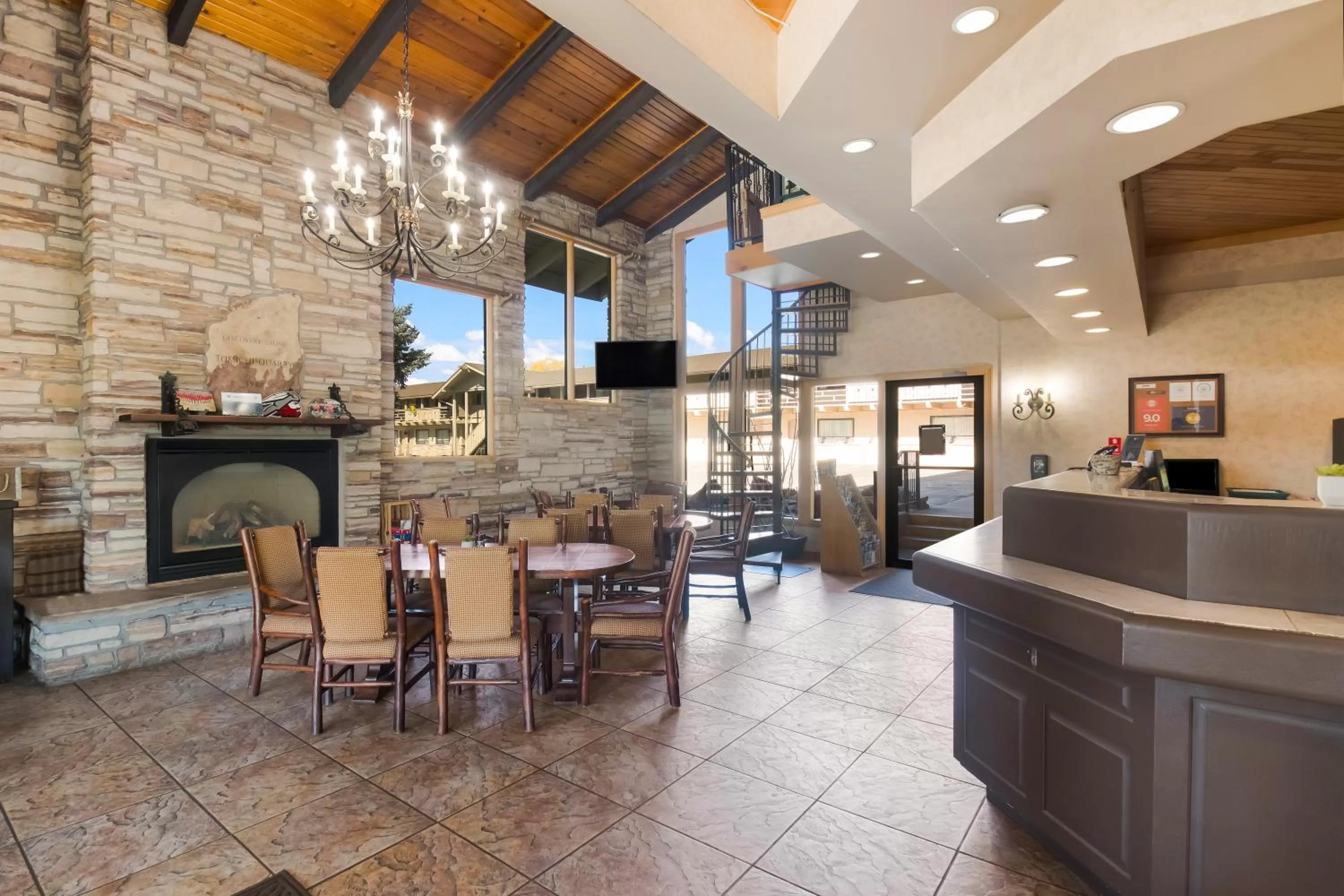 Communal lounge/ TV room in The Inn at Tomichi Village