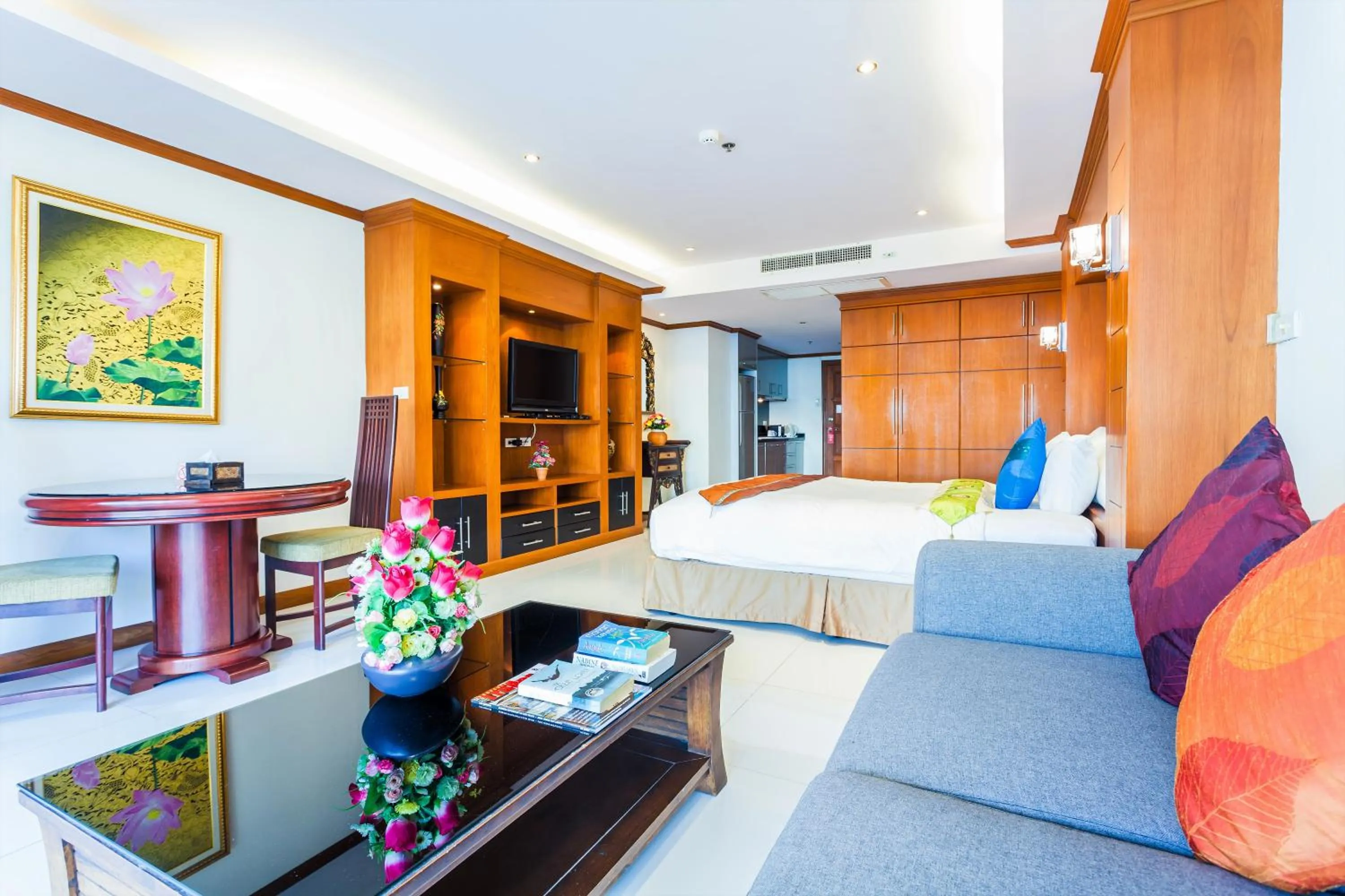 Living room, Bed in Tara Court Hotel