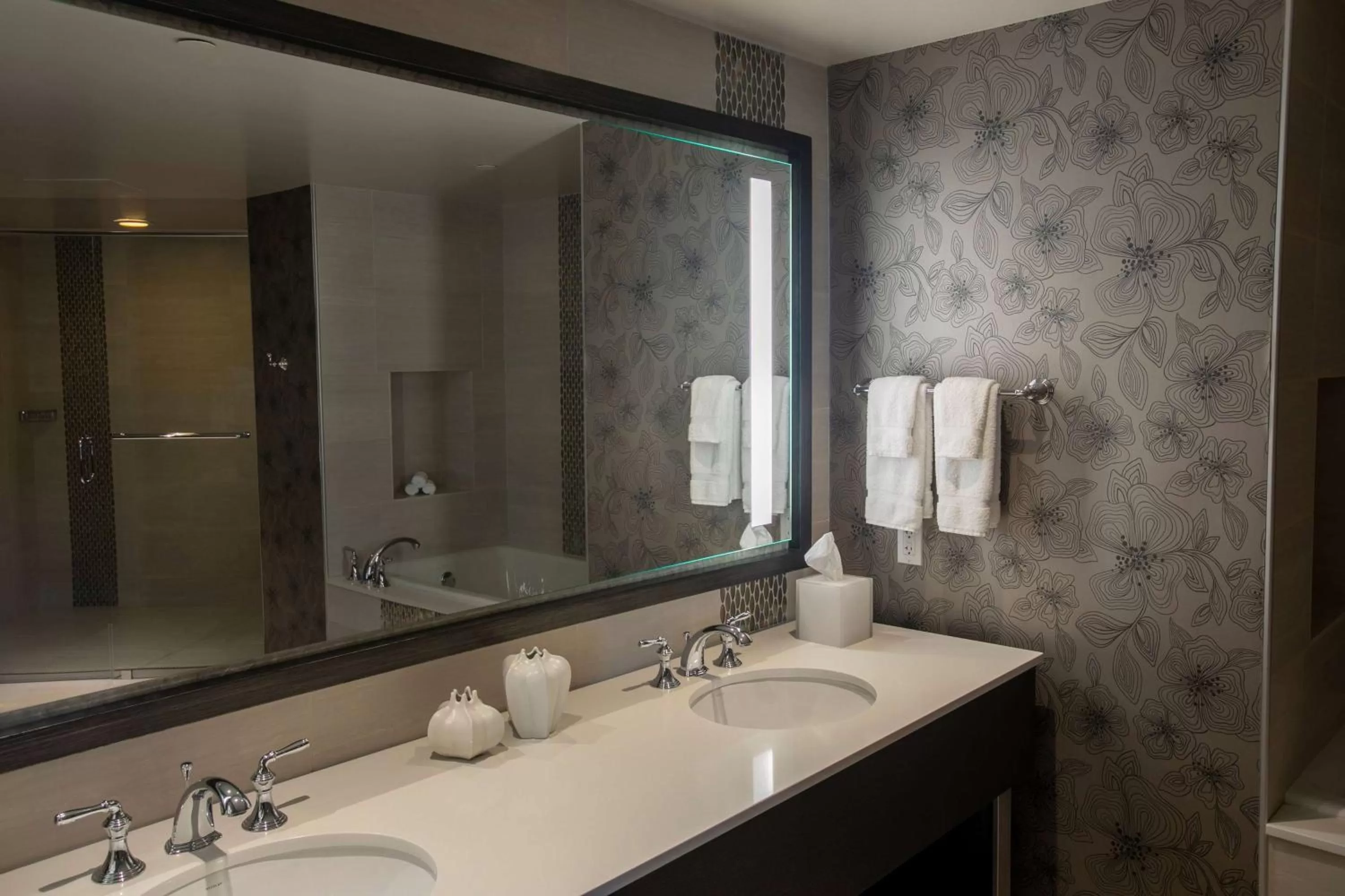 TV and multimedia in Wyndham Grand Jupiter at Harbourside Place