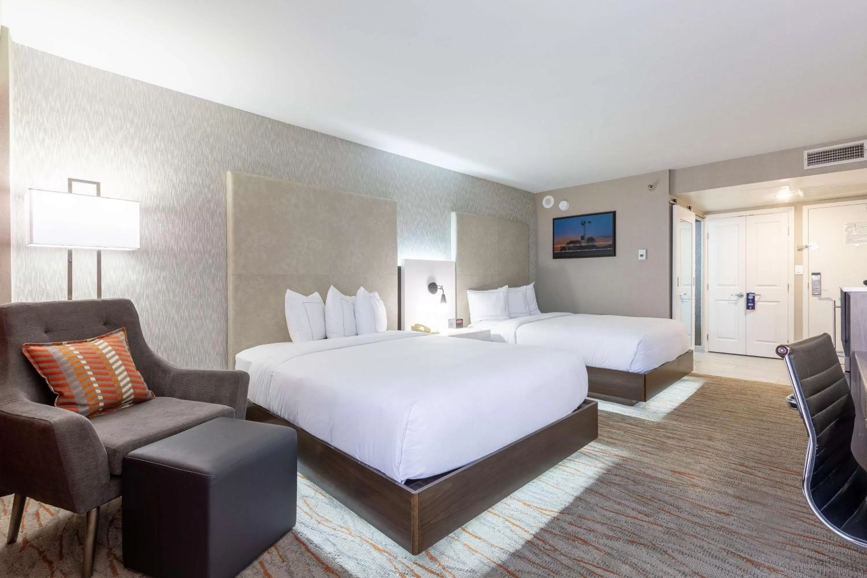 Living room, Bed in DoubleTree by Hilton Dallas/Richardson