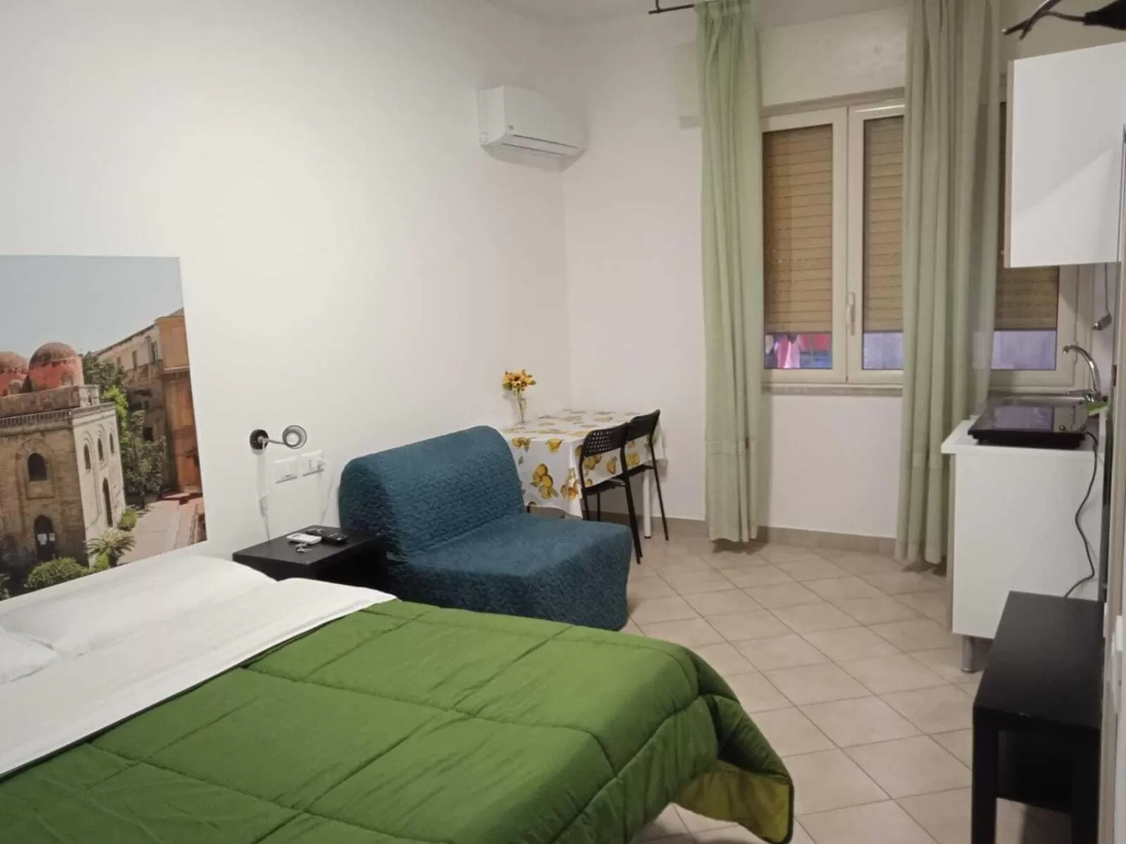 Photo of the whole room, Bed in B&B Into Palermo Rooms vicino al teatro Massimo