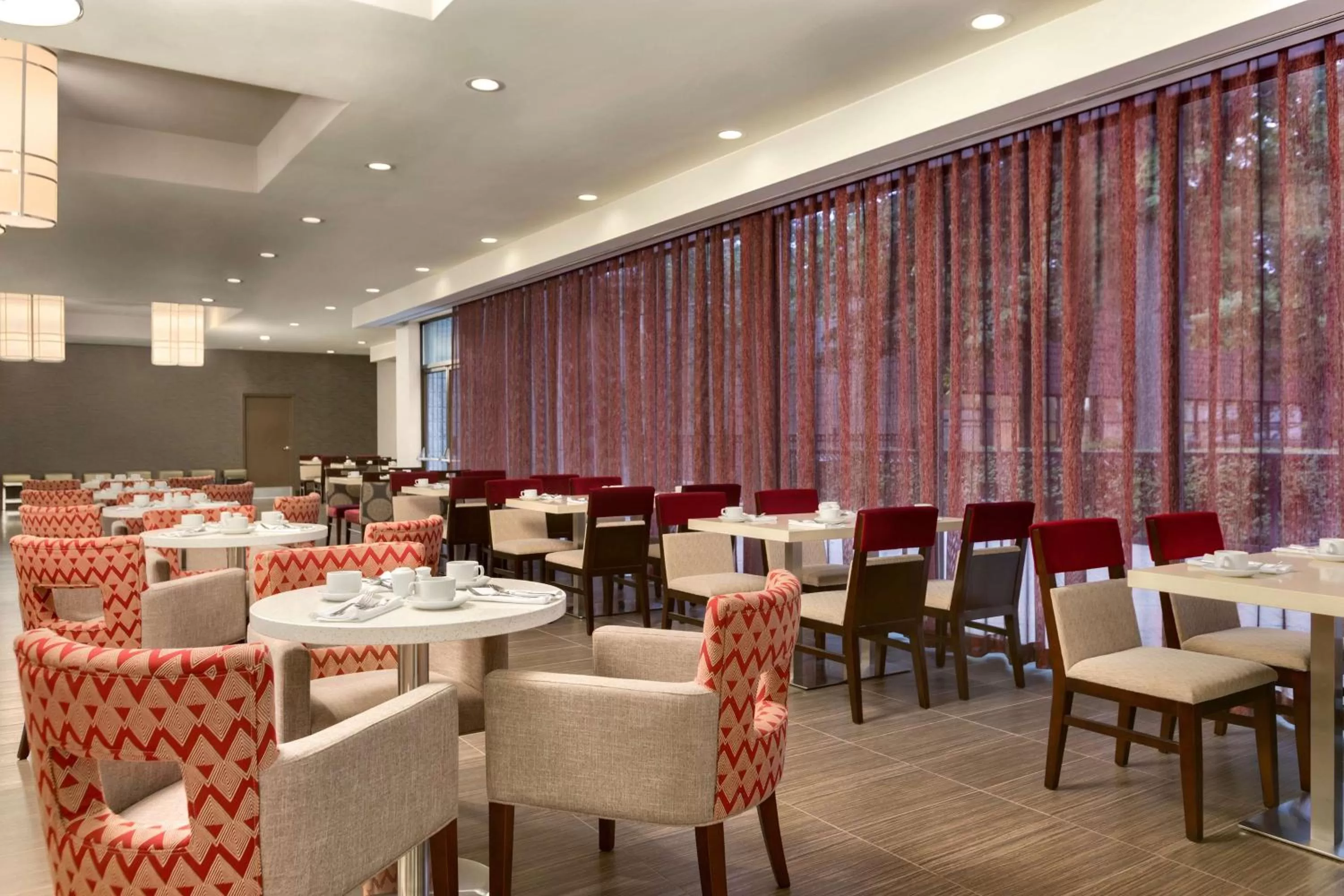 Restaurant/places to eat in DoubleTree by Hilton Hotel Toronto Airport West