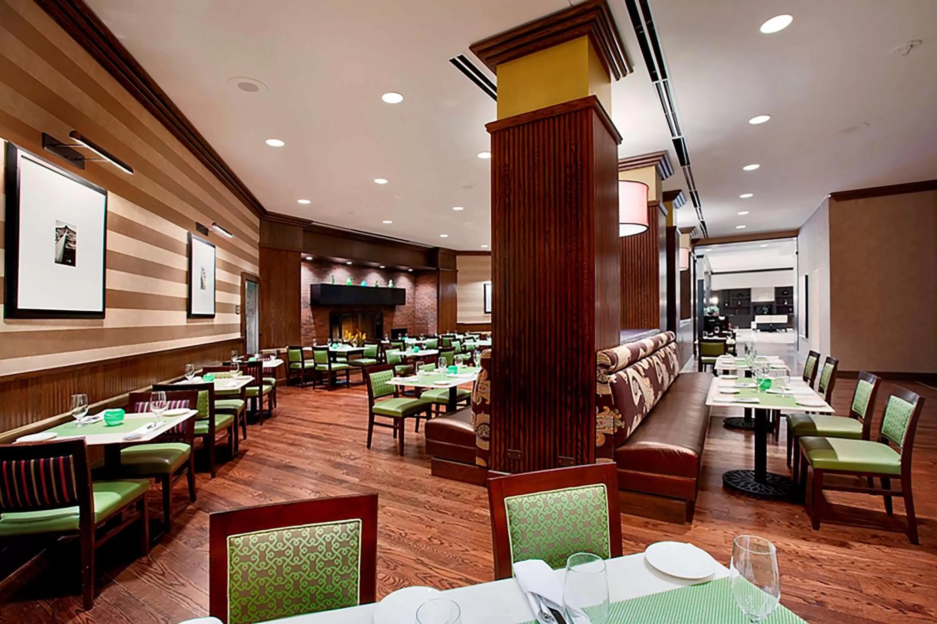 Restaurant/places to eat in Hilton Rosemont Chicago O'Hare