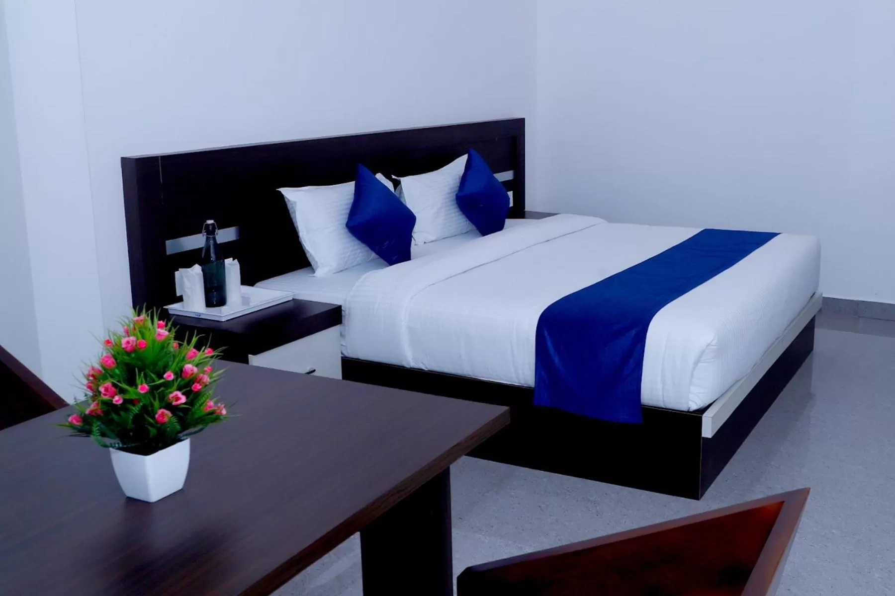 Photo of the whole room, Bed in Casillda Munnar