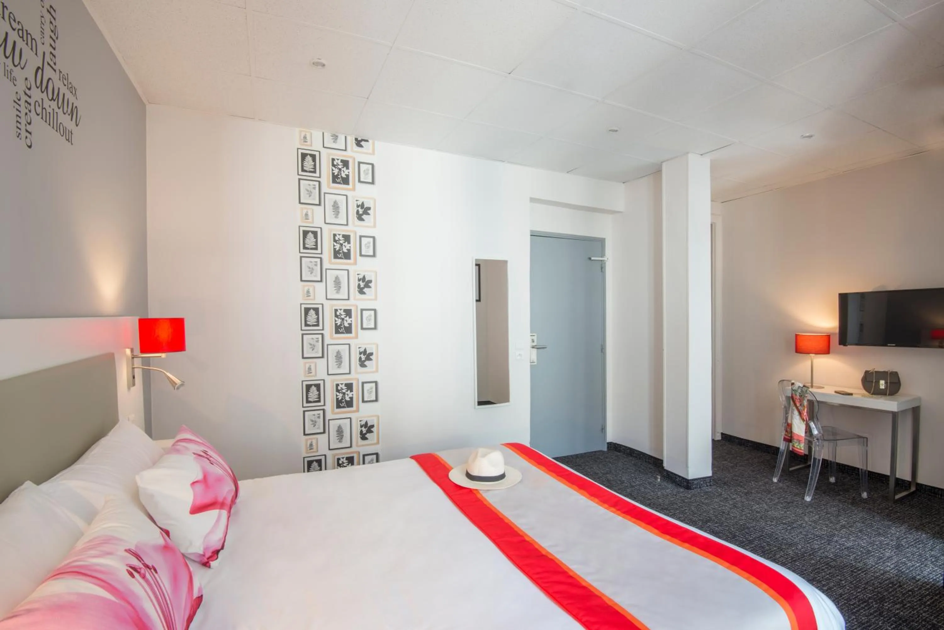 Bedroom, Bed in Hôtel Amaryllis