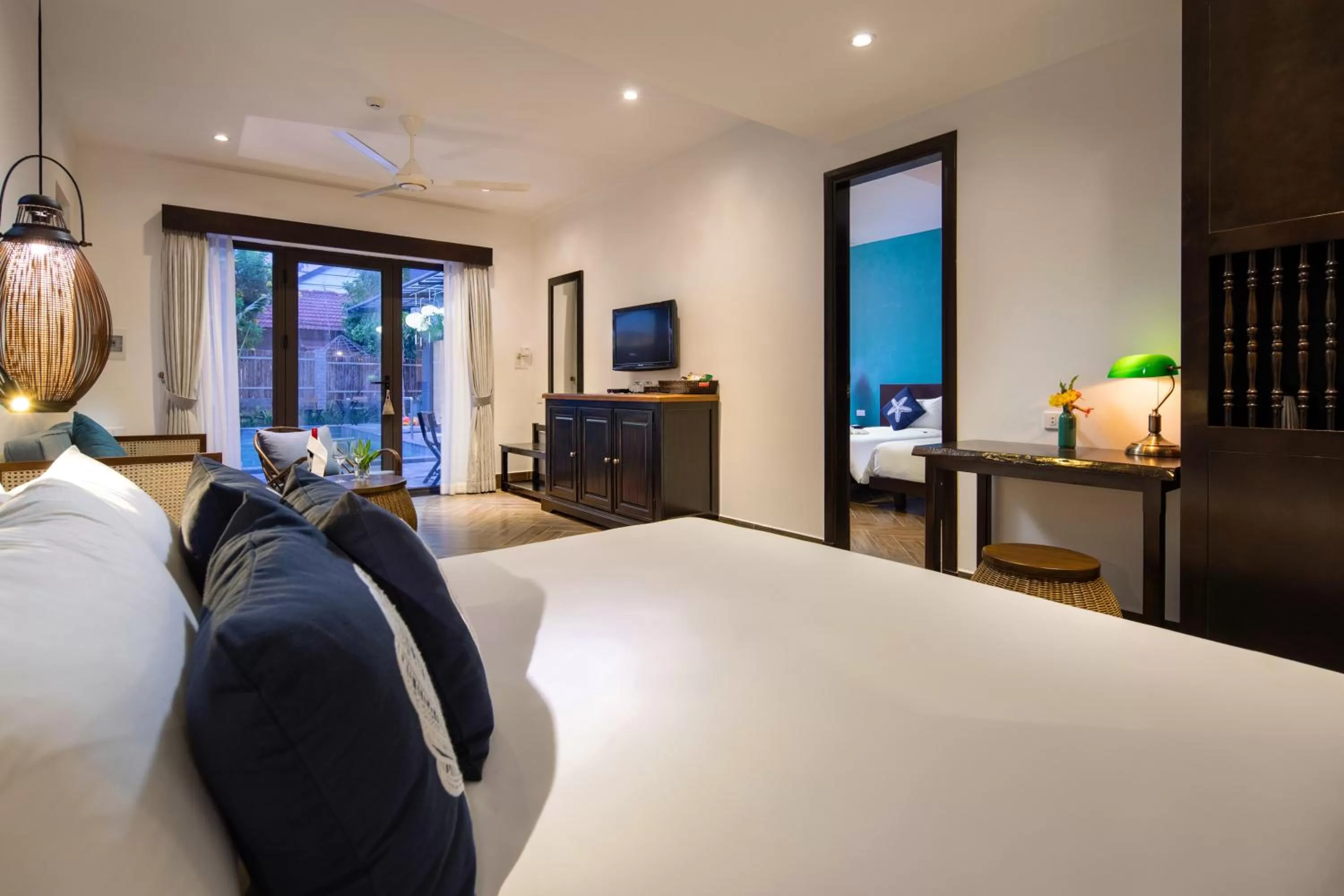 Photo of the whole room, Bed in The Blue Alcove Hotel