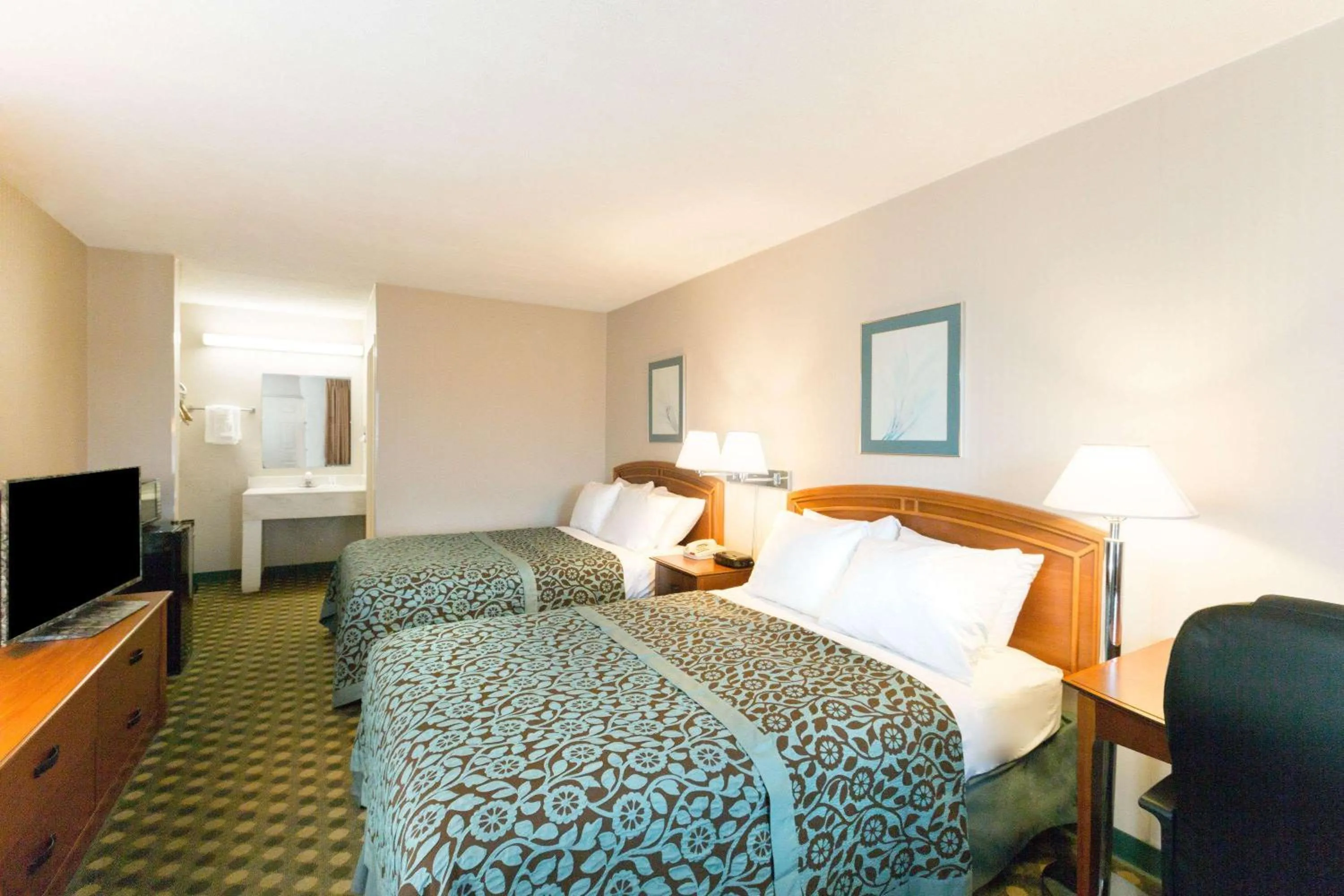 Photo of the whole room, Bed in Days Inn by Wyndham Richmond